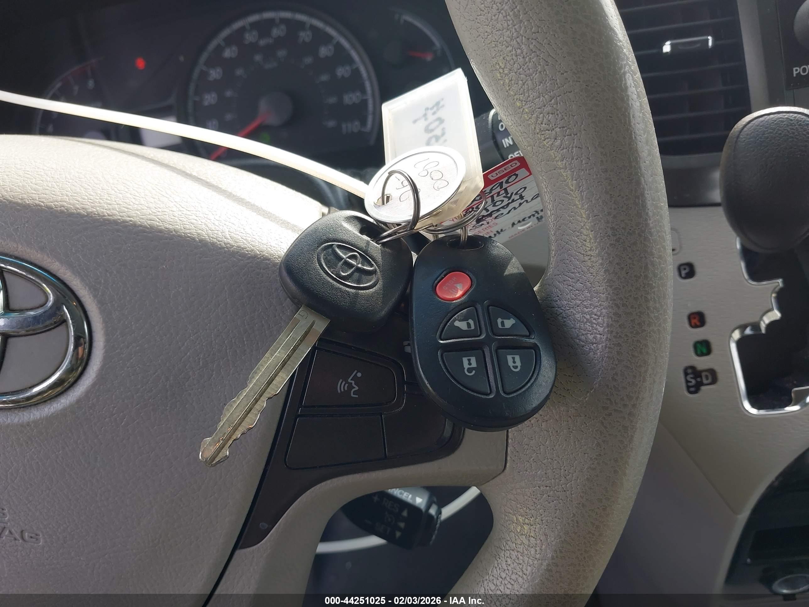 TOYOTA SIENNA image 11