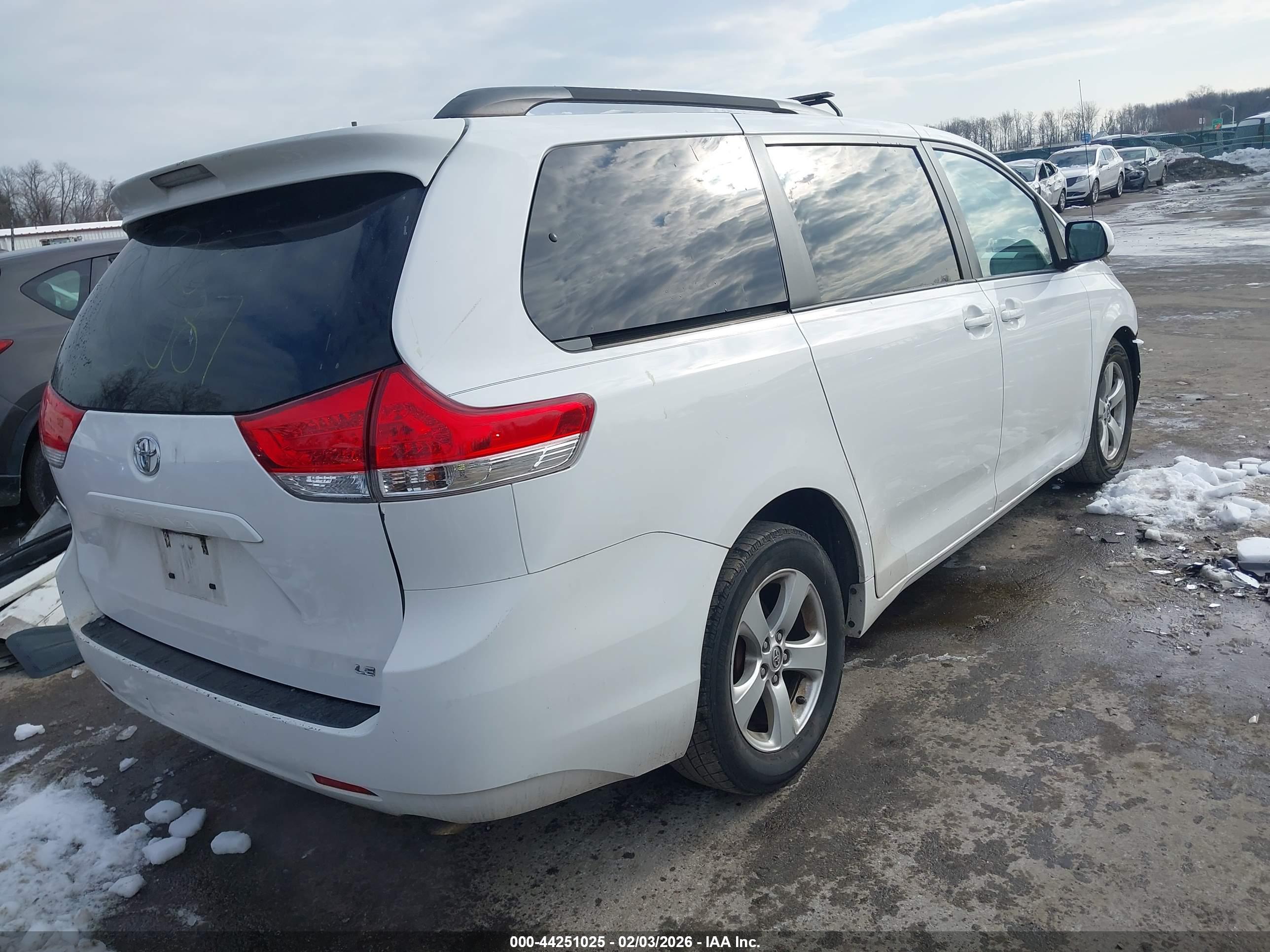 TOYOTA SIENNA image 4
