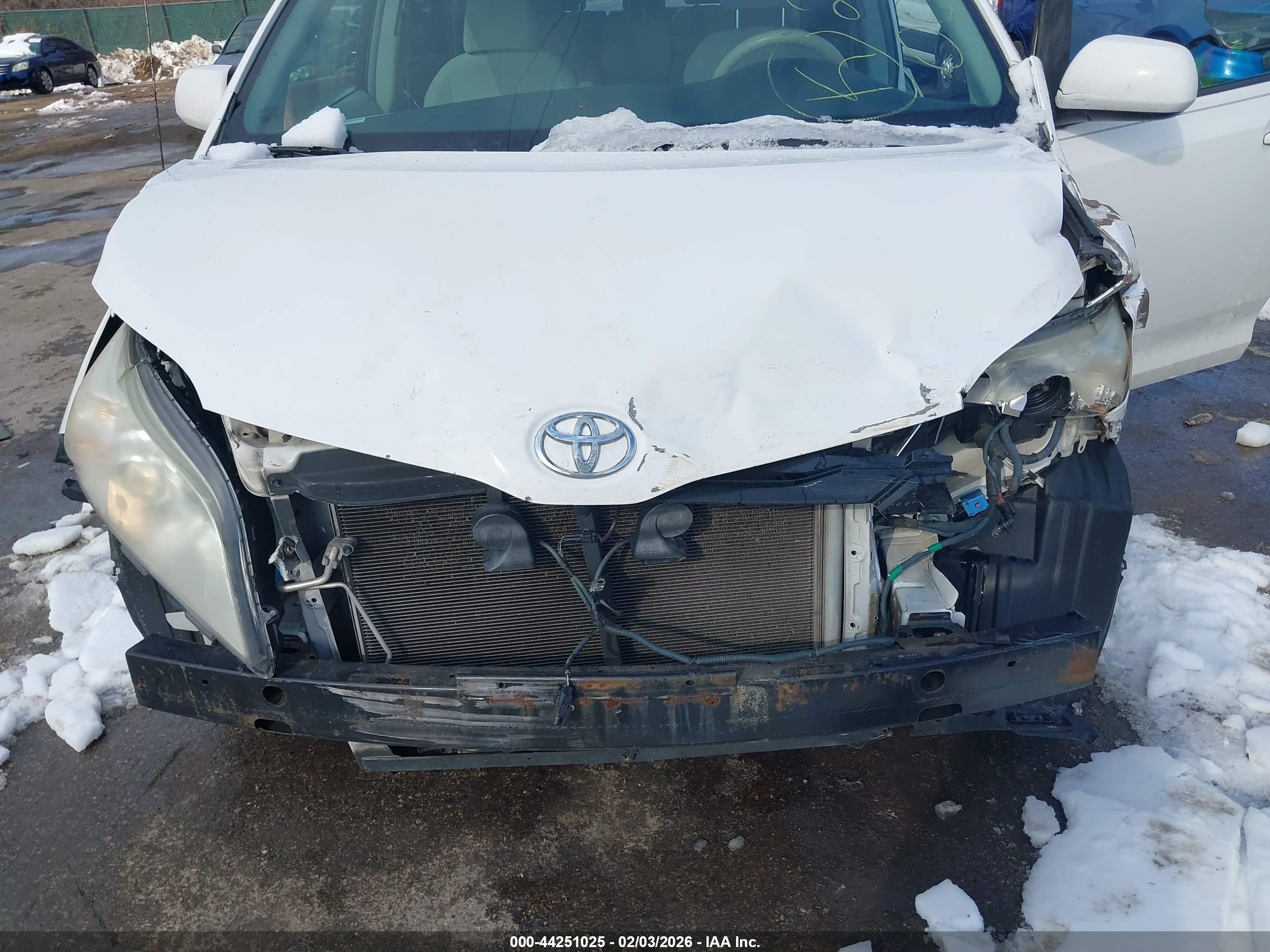 TOYOTA SIENNA image 6