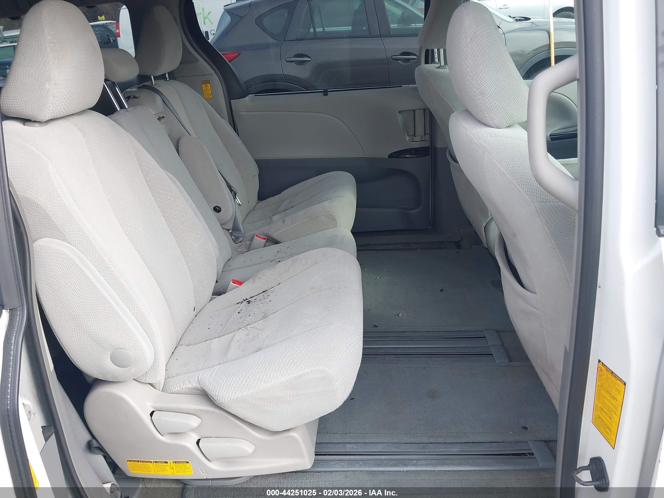 TOYOTA SIENNA image 8
