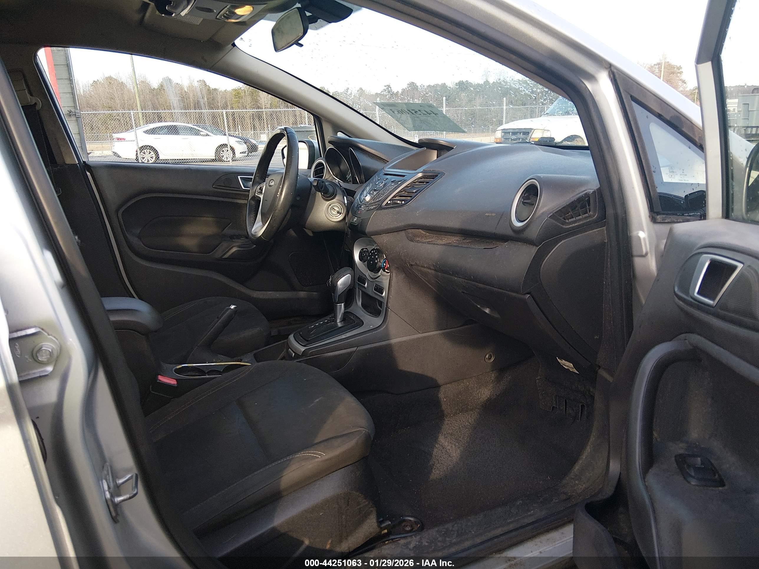 FORD FIESTA image 5