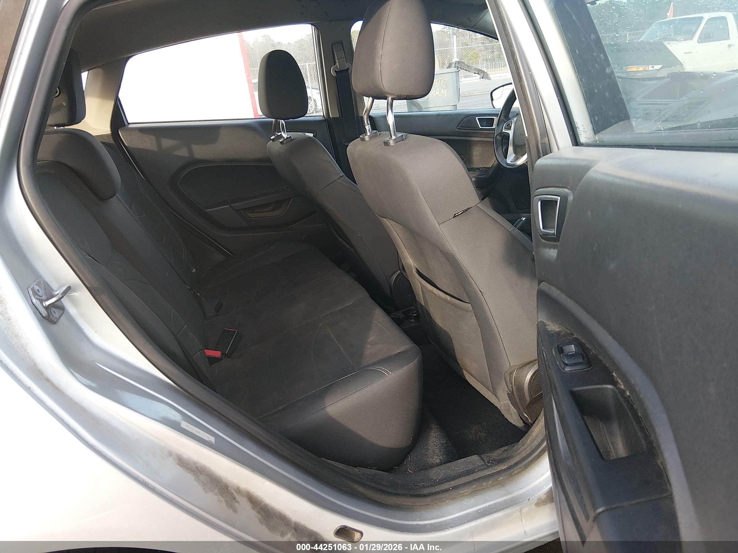 FORD FIESTA image 8