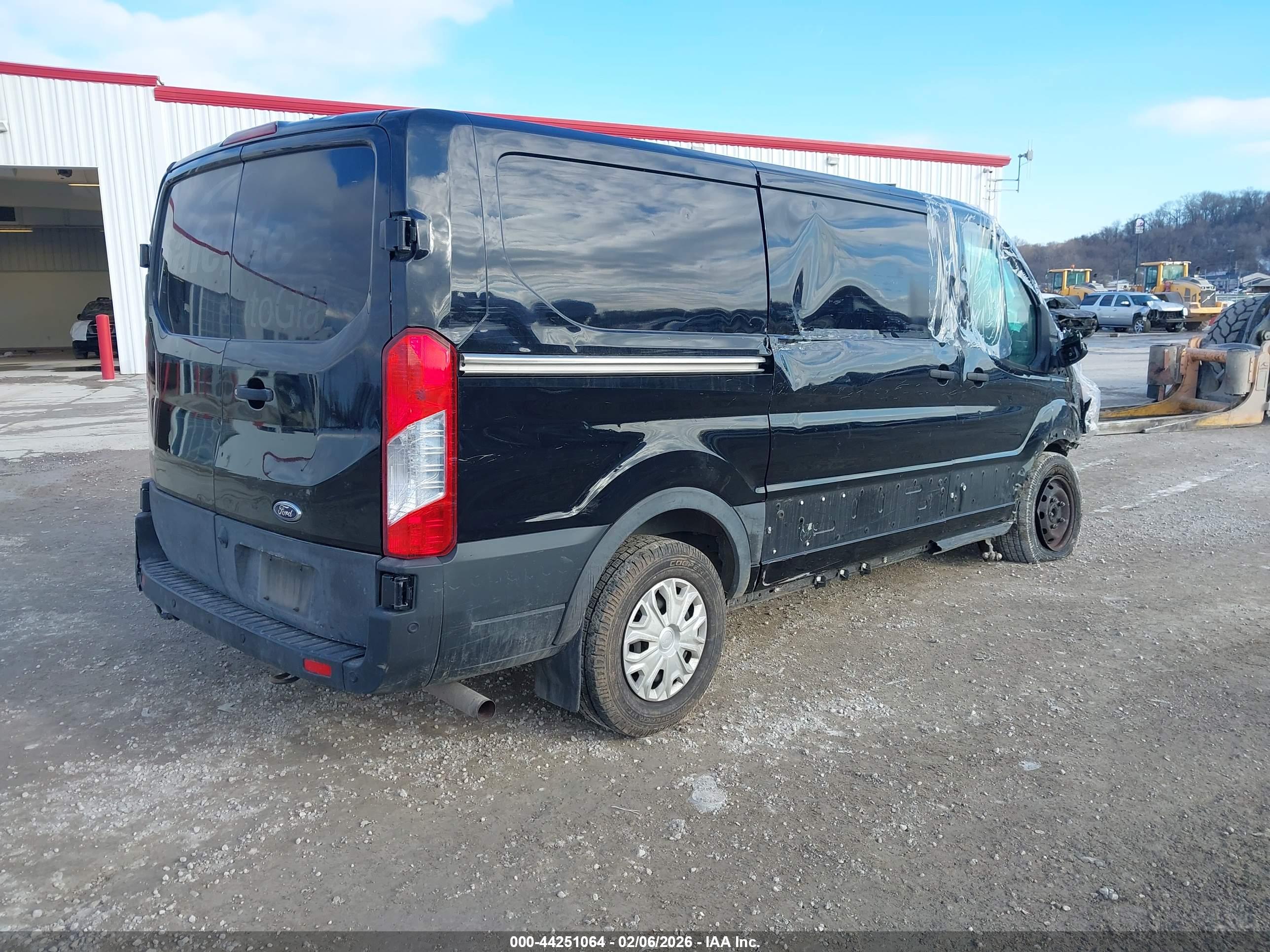 FORD TRANSIT-150 image 4