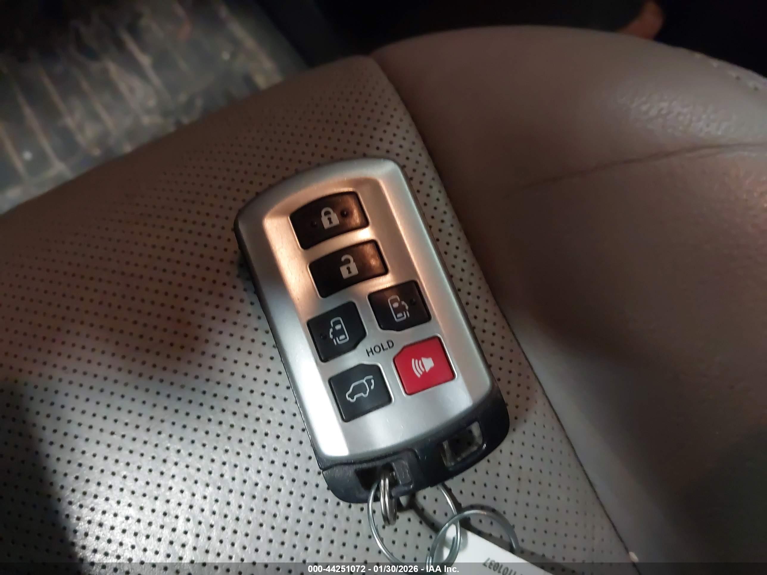 TOYOTA SIENNA image 11