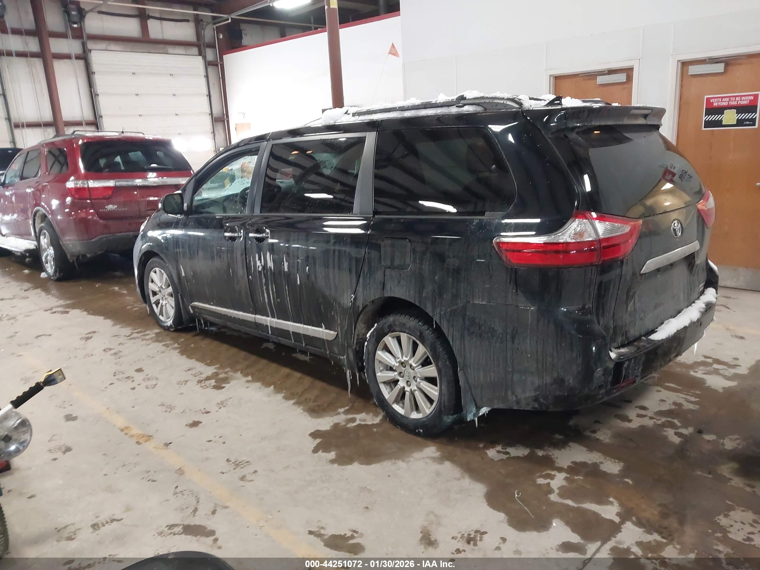 TOYOTA SIENNA image 3