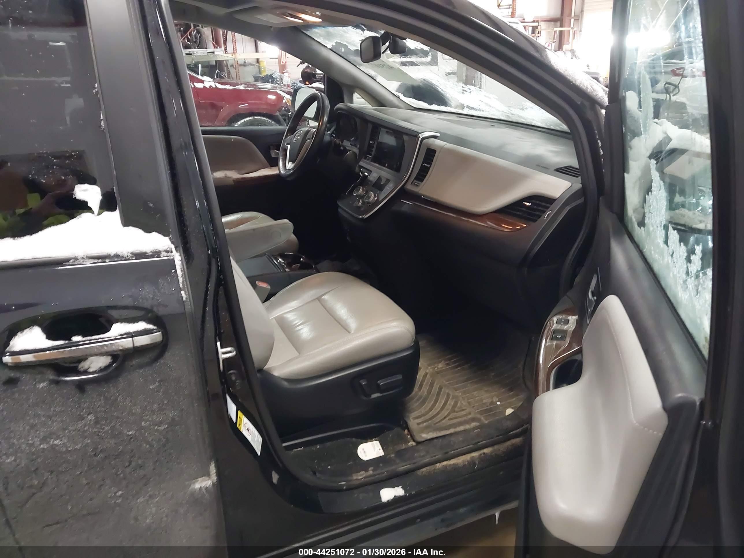 TOYOTA SIENNA image 5