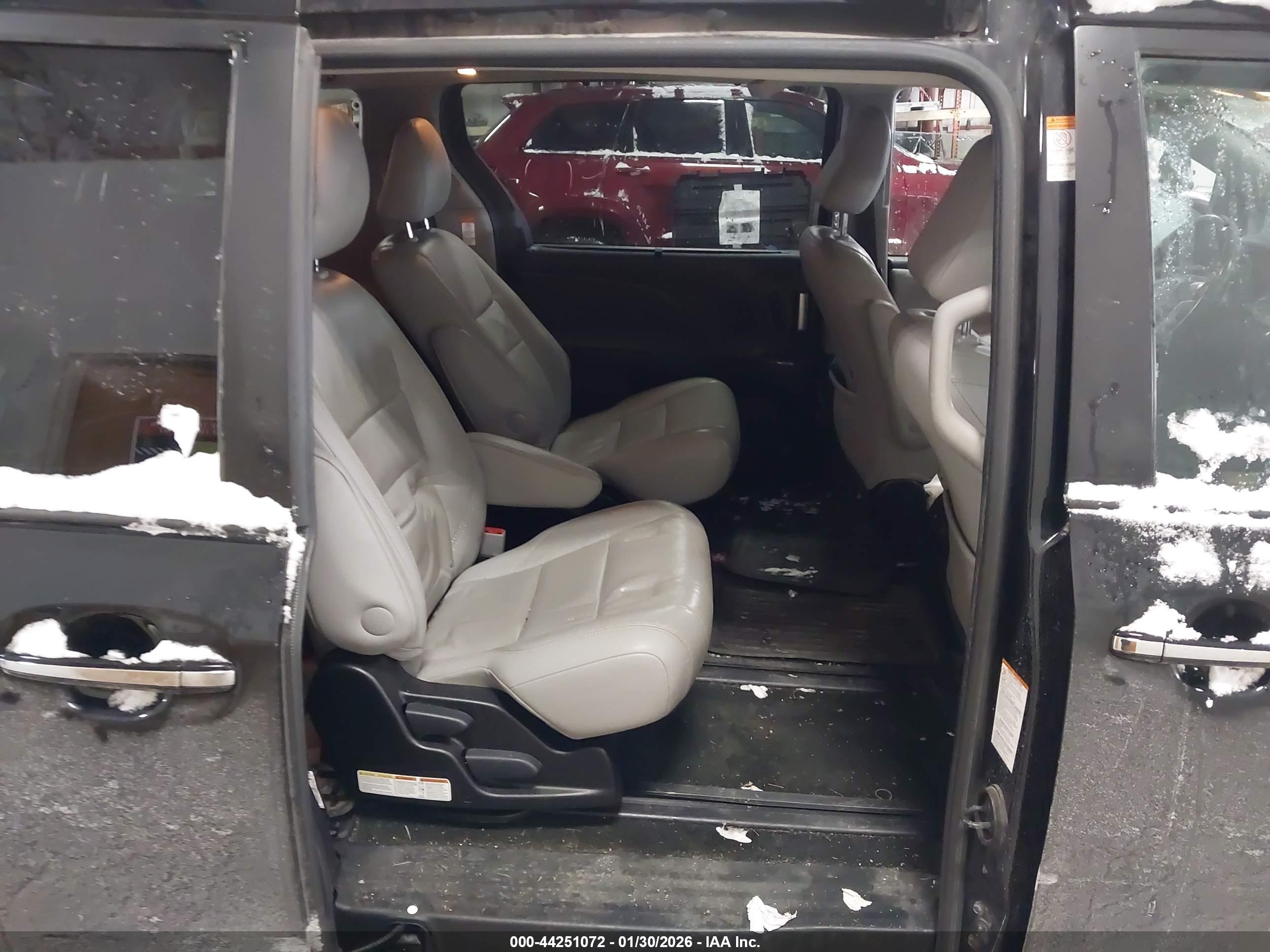 TOYOTA SIENNA image 8
