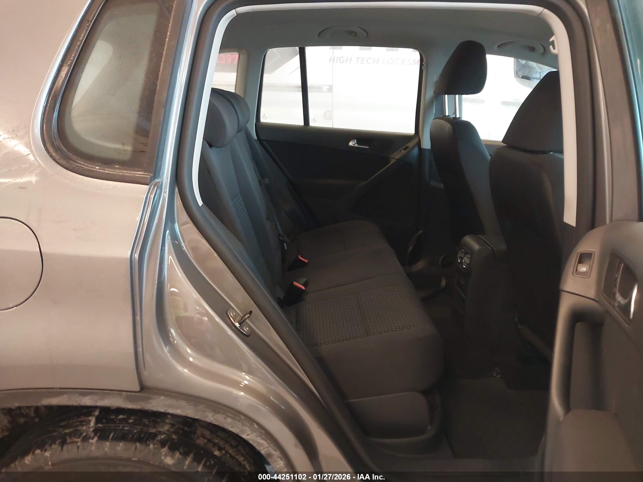 VOLKSWAGEN TIGUAN image 8