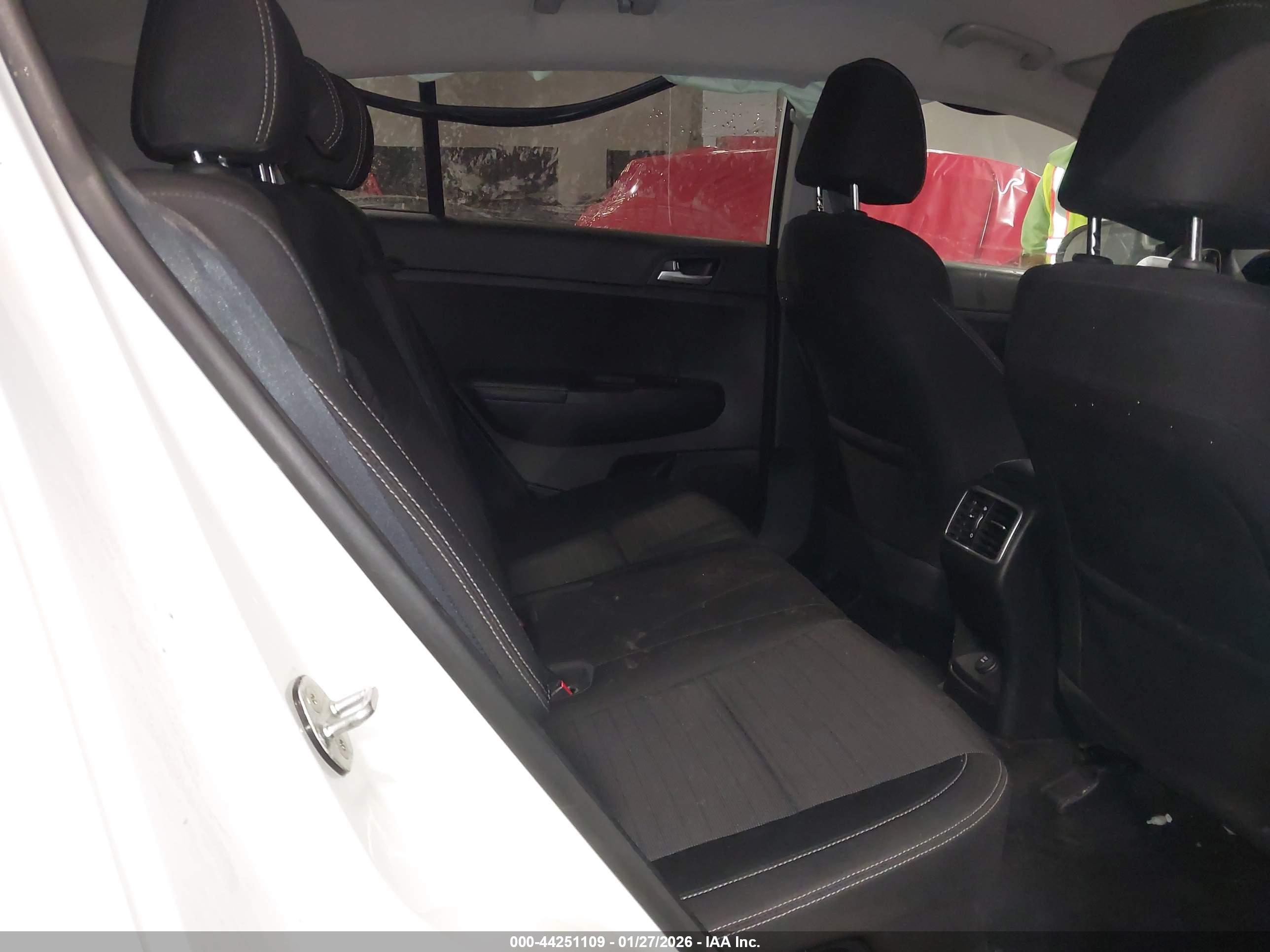 KIA SPORTAGE image 8