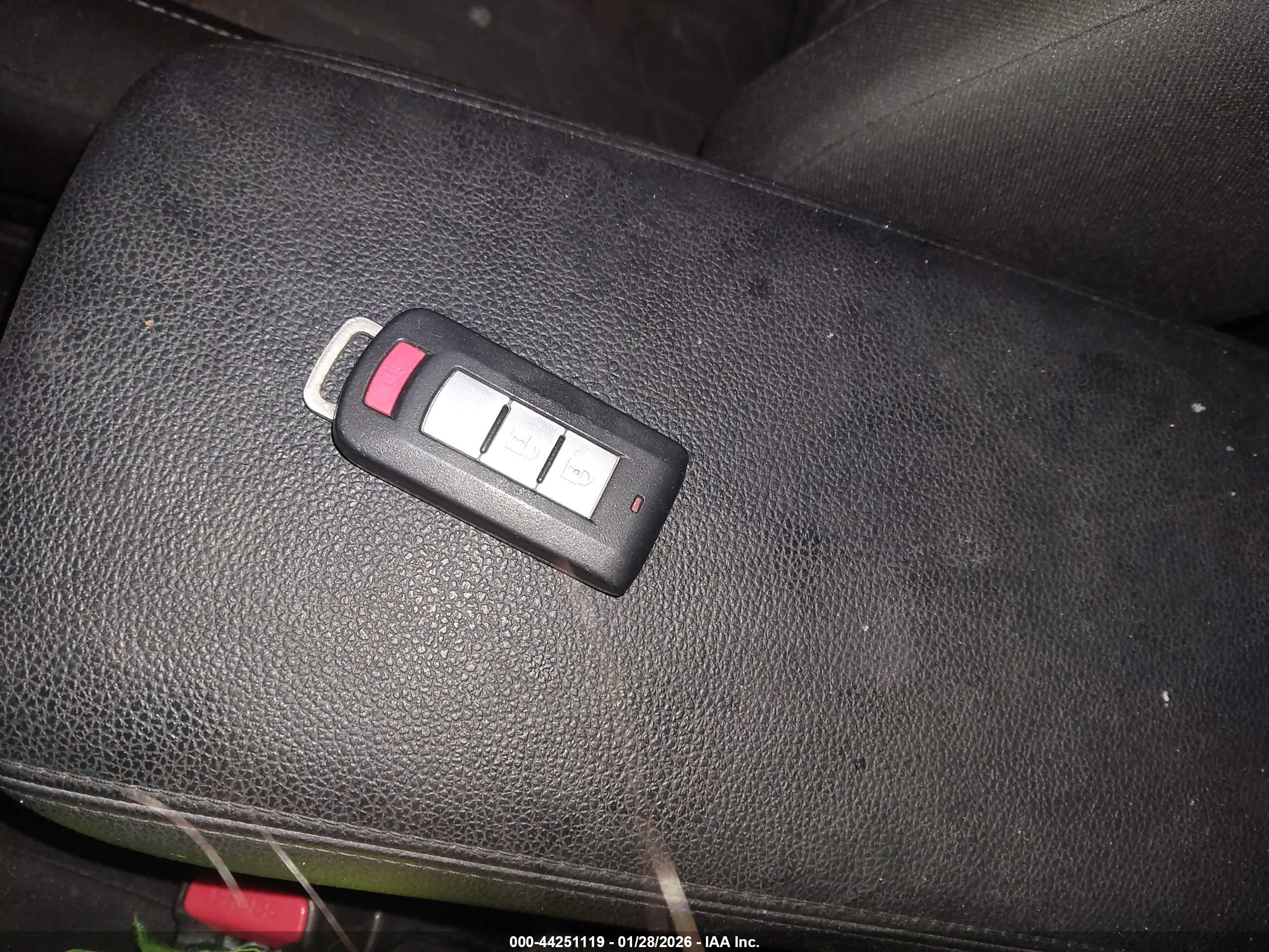 MITSUBISHI OUTLANDER image 11