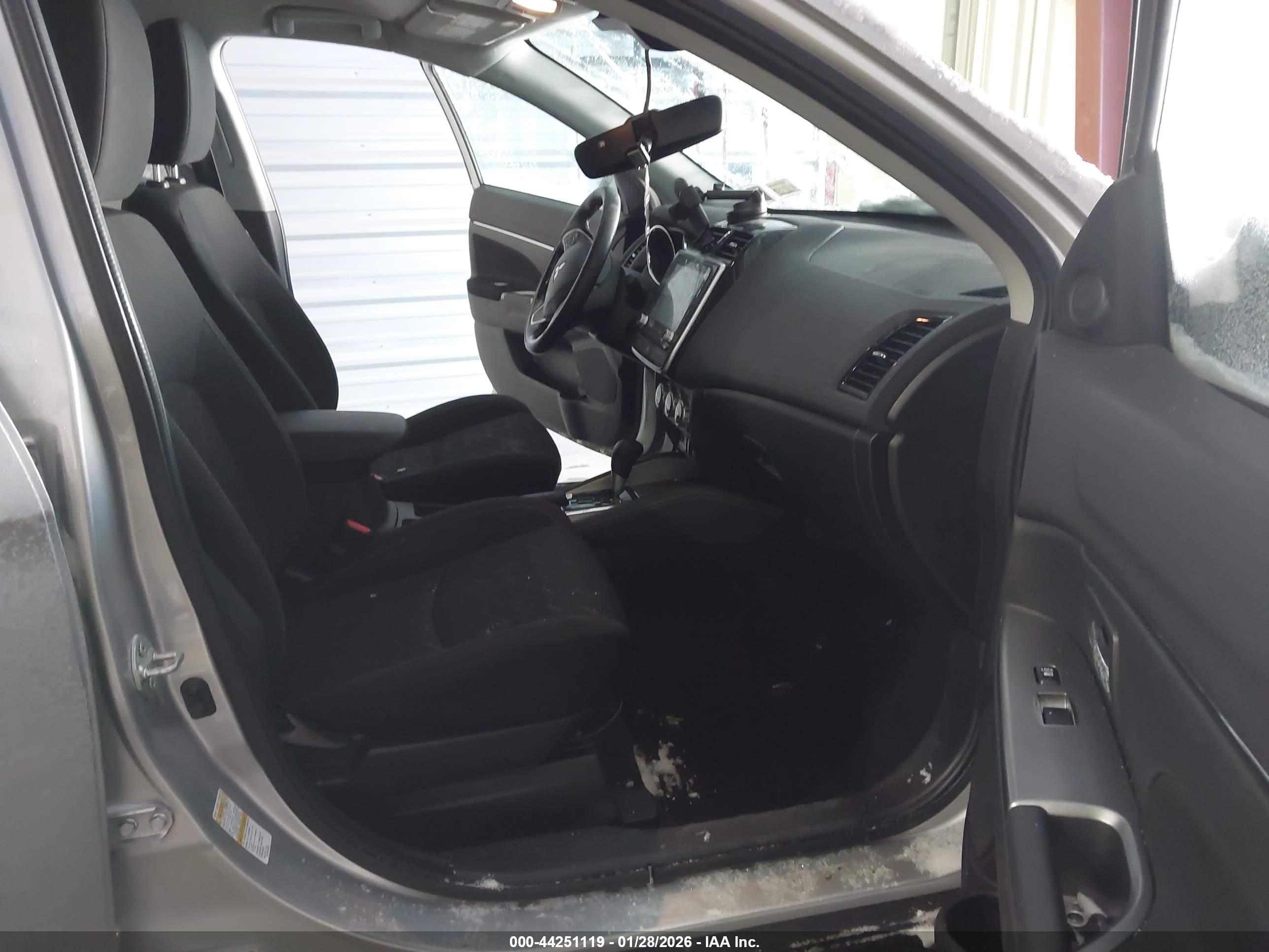 MITSUBISHI OUTLANDER image 5