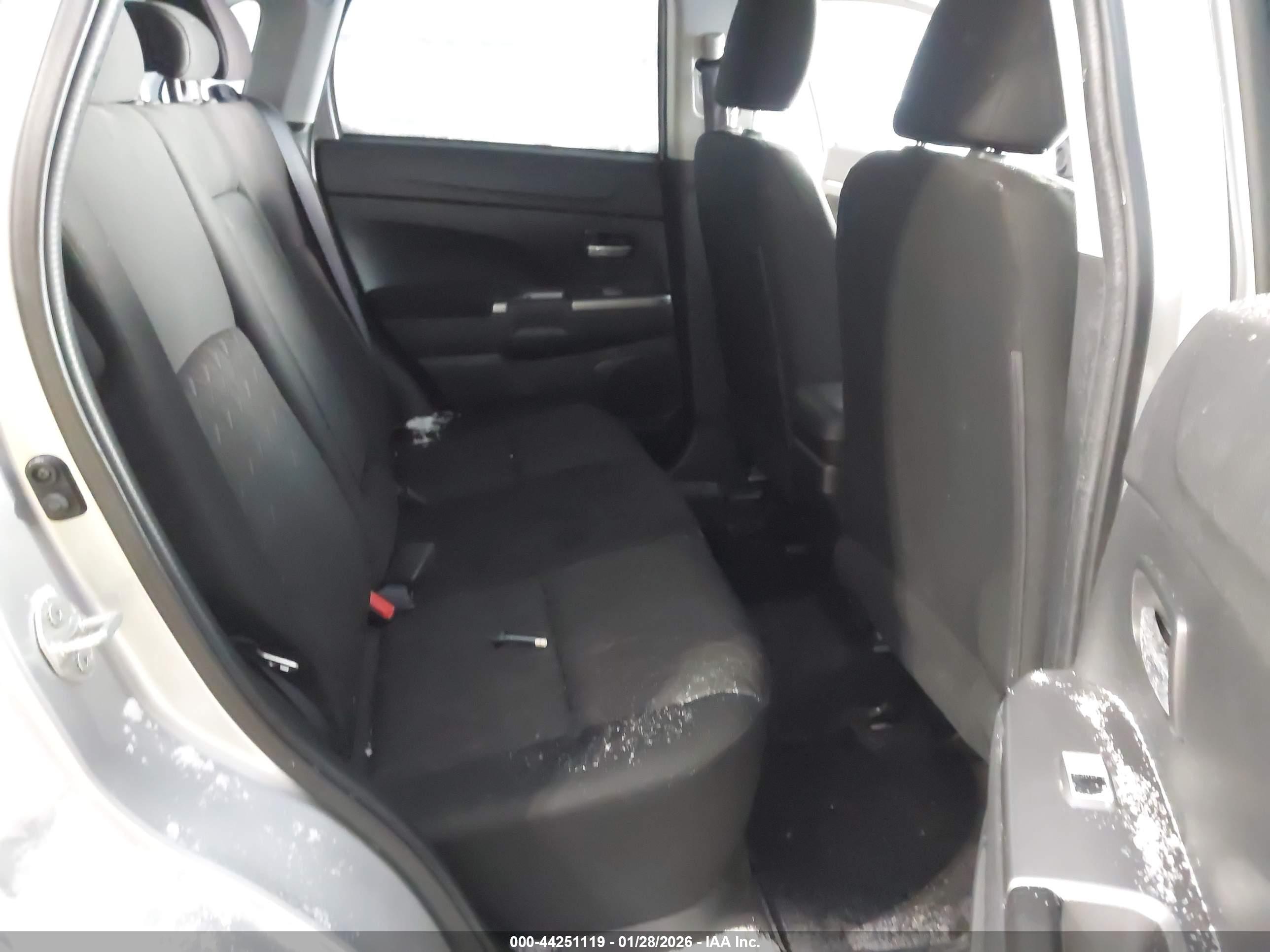 MITSUBISHI OUTLANDER image 8