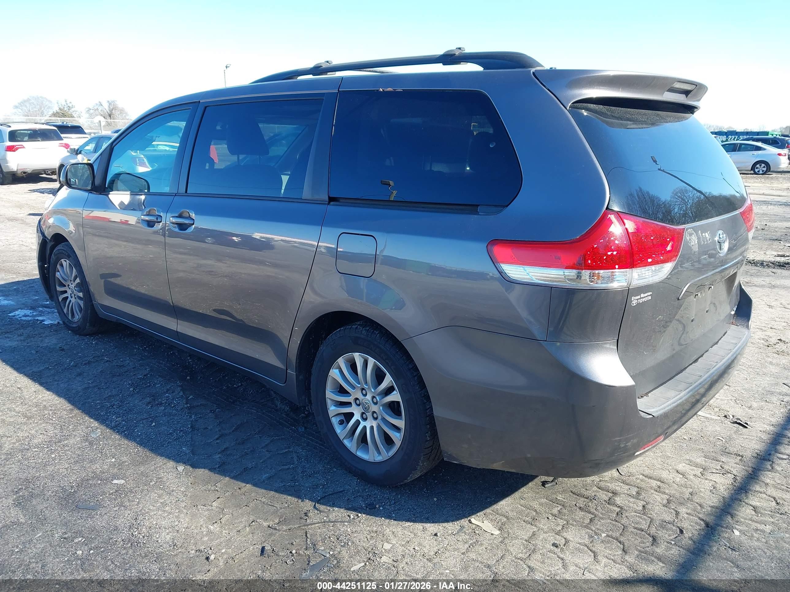 TOYOTA SIENNA image 3