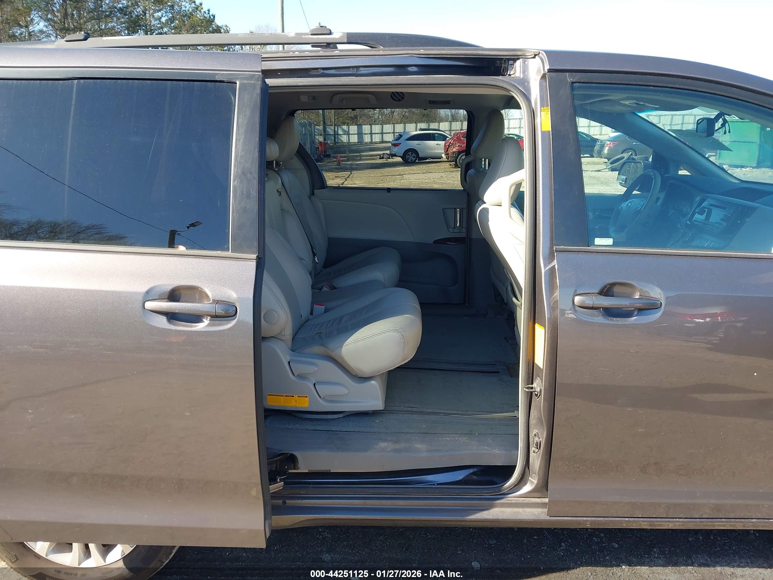 TOYOTA SIENNA image 8