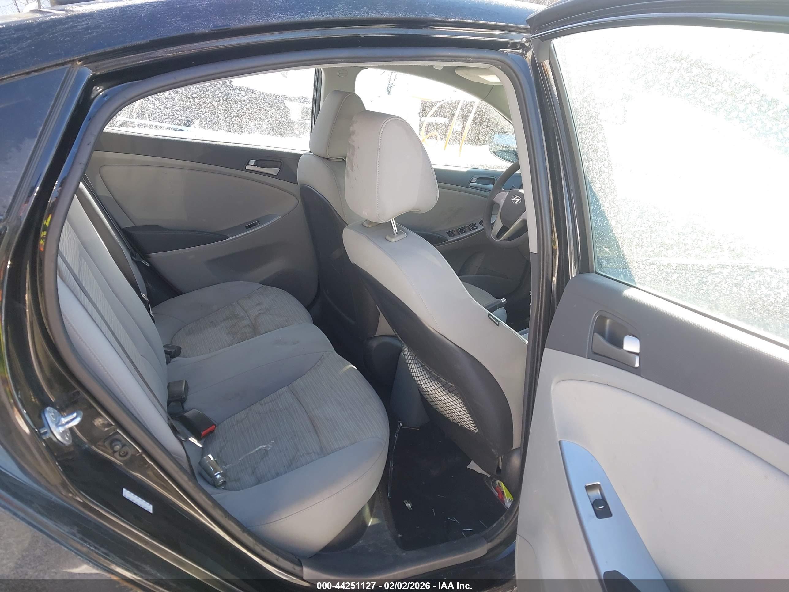 HYUNDAI ACCENT image 8