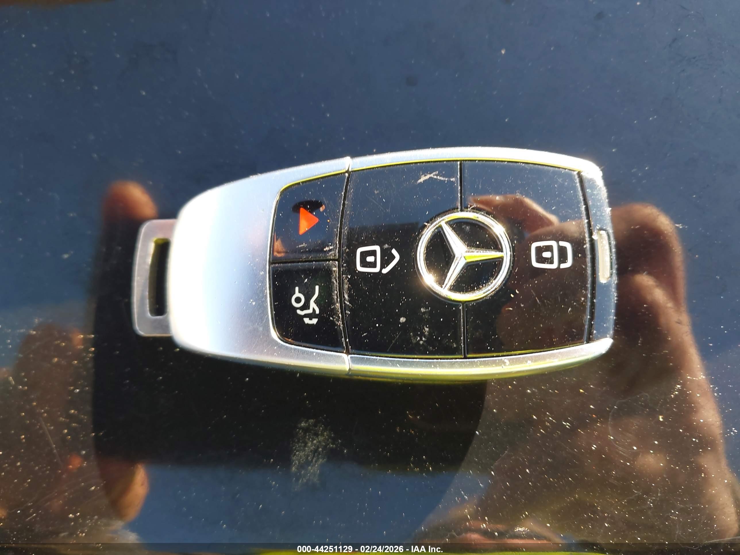 MERCEDES-BENZ E image 11