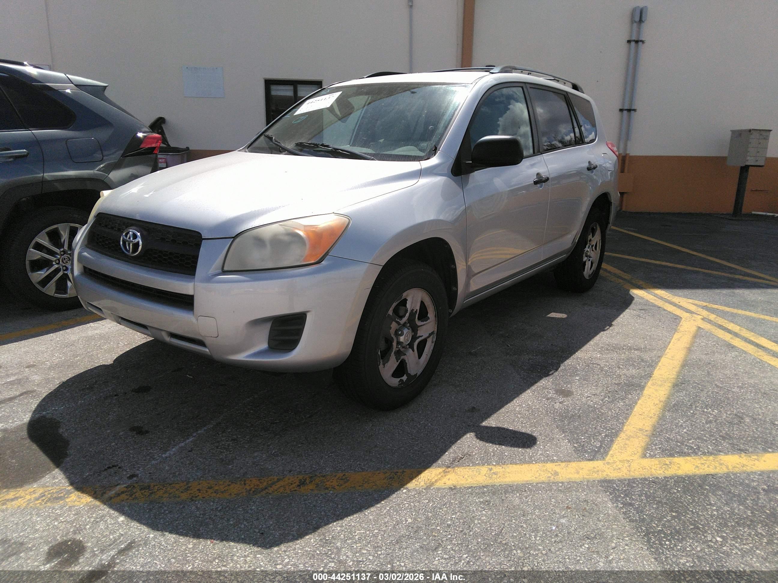 TOYOTA RAV4 image 2