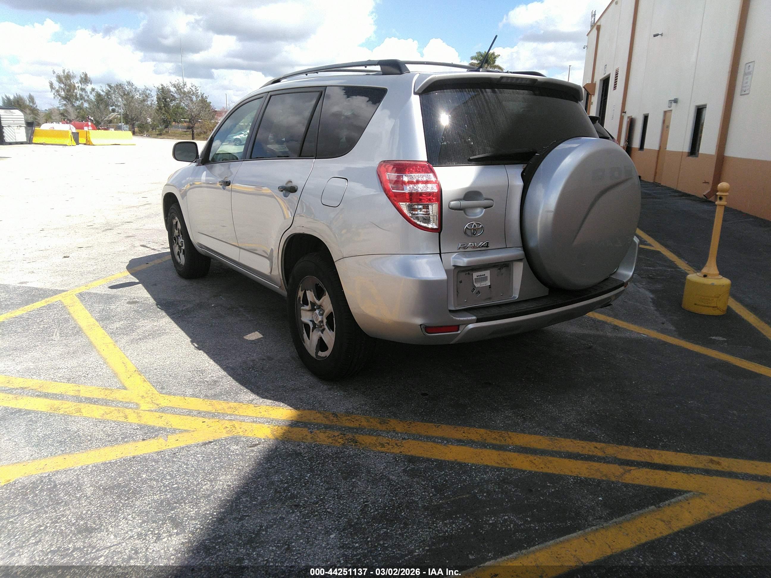TOYOTA RAV4 image 3