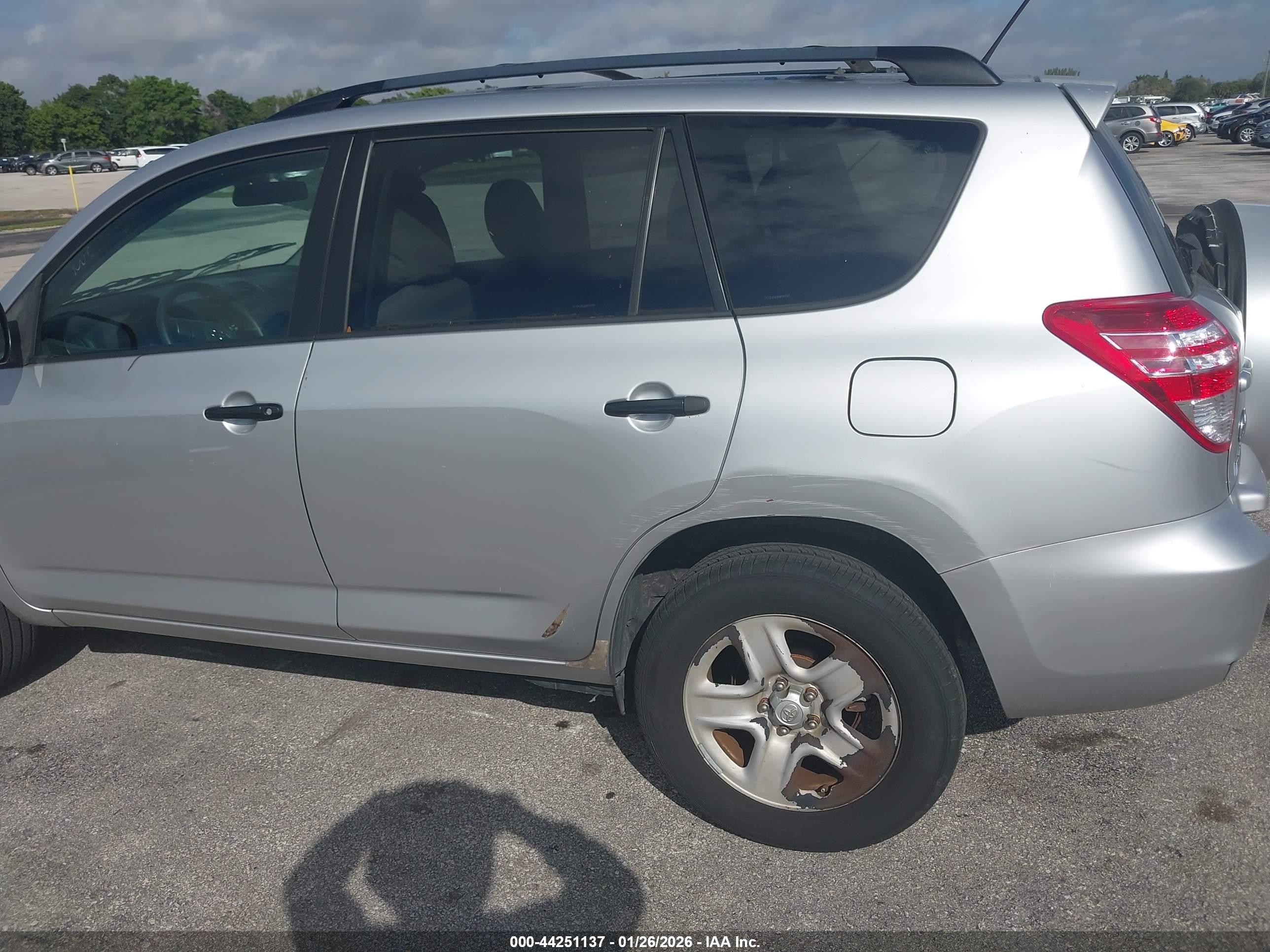TOYOTA RAV4 image 6