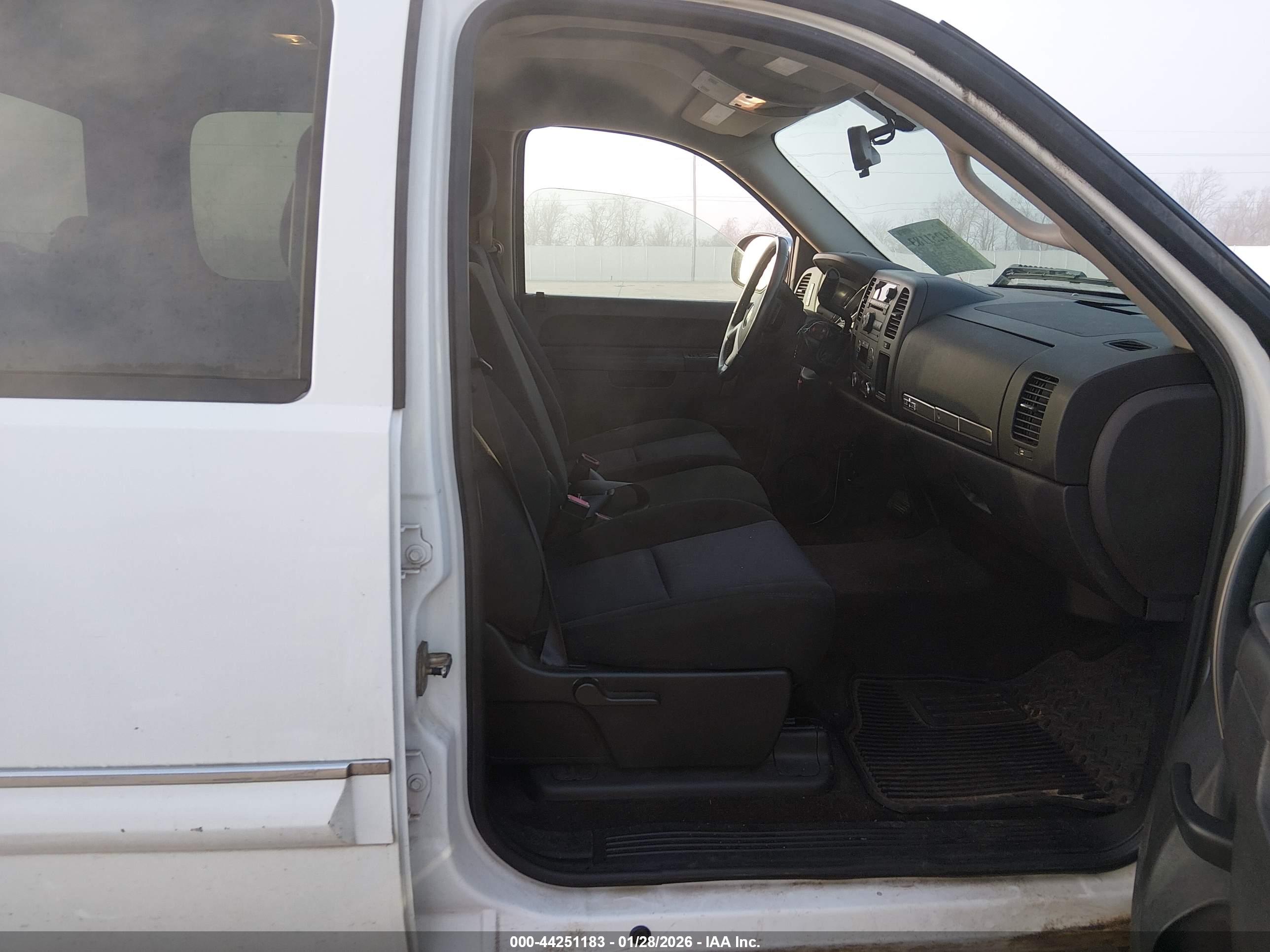 CHEVROLET SILVERADO image 5