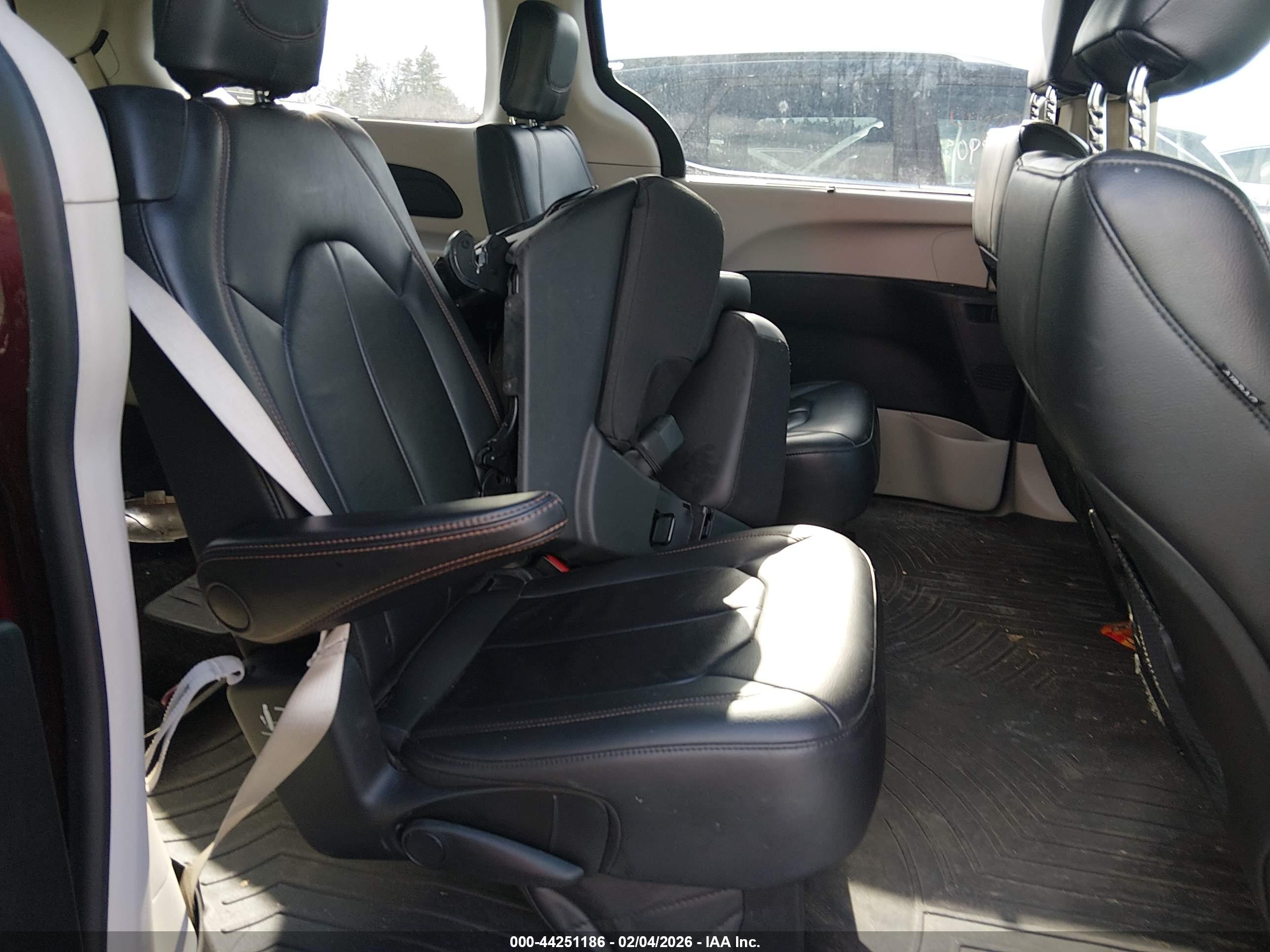 CHRYSLER PACIFICA image 8