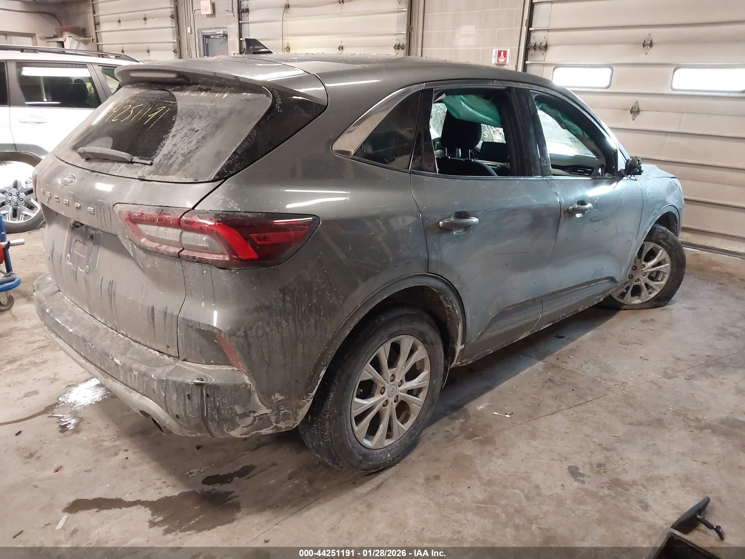 FORD ESCAPE image 4