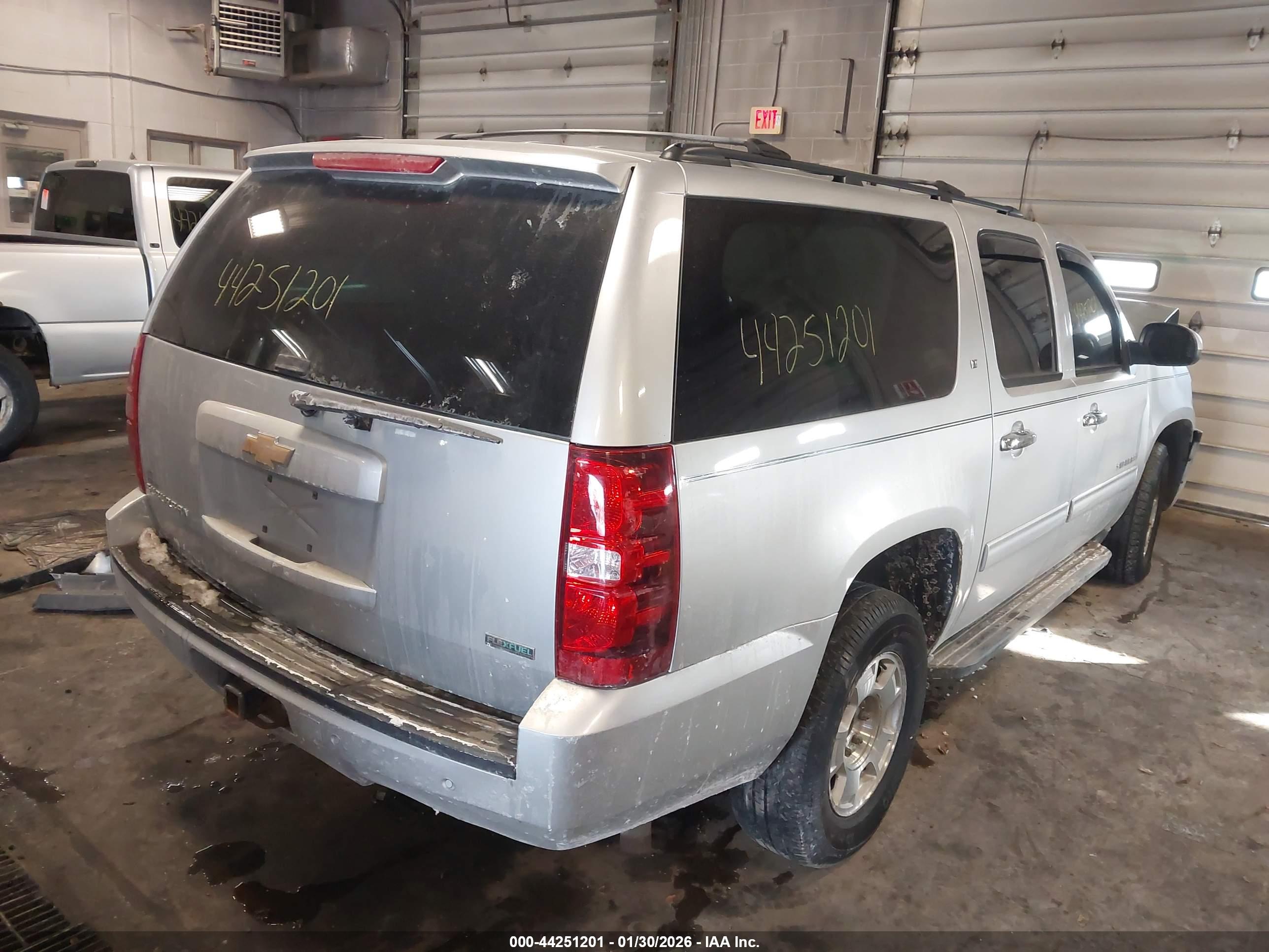 CHEVROLET SUBURBAN image 4