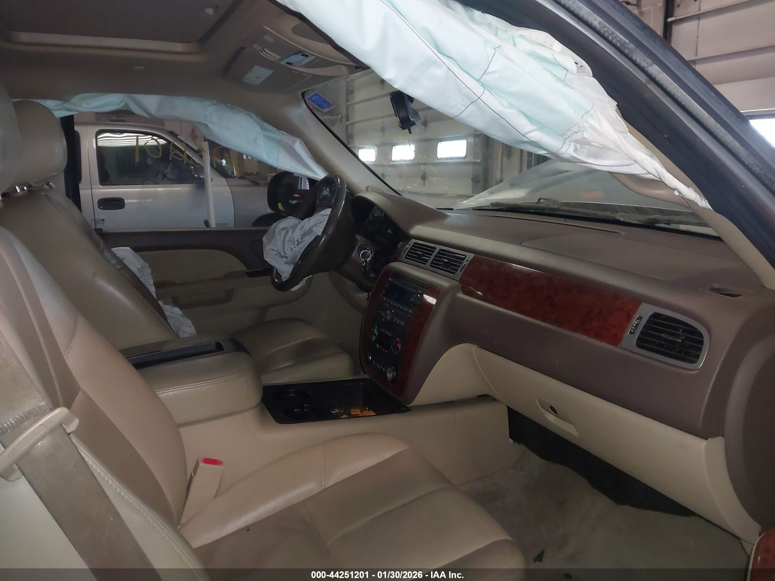 CHEVROLET SUBURBAN image 5