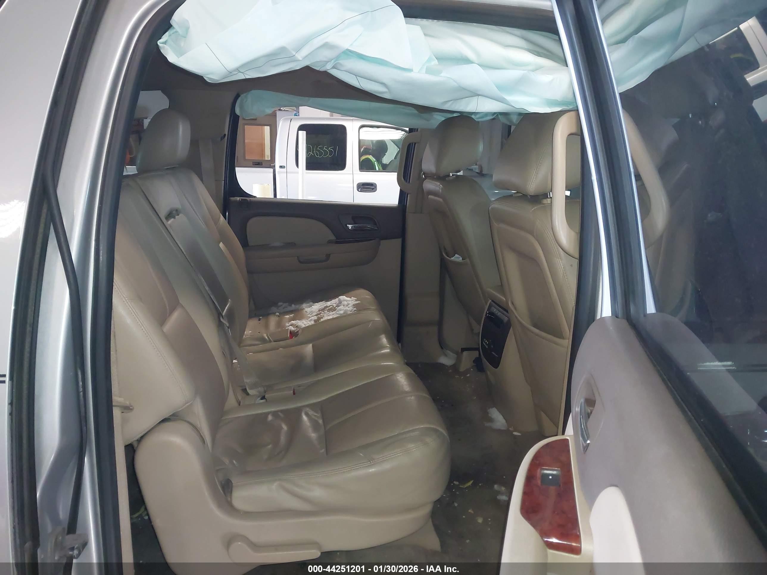 CHEVROLET SUBURBAN image 8