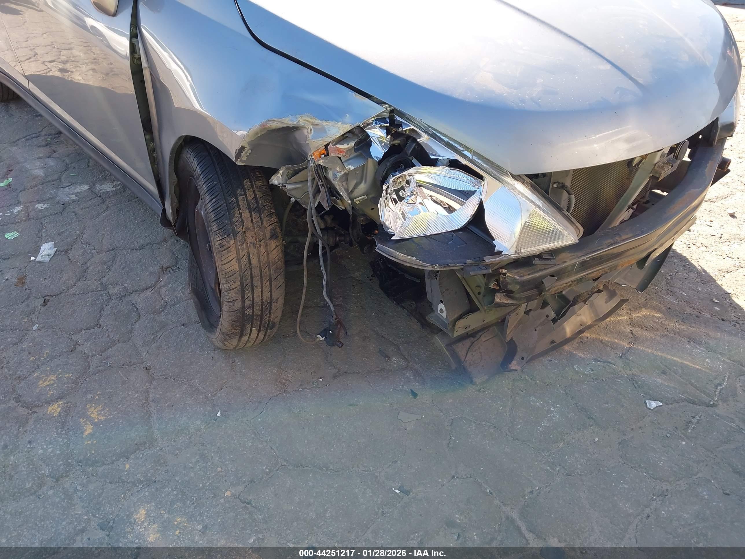 NISSAN VERSA image 6