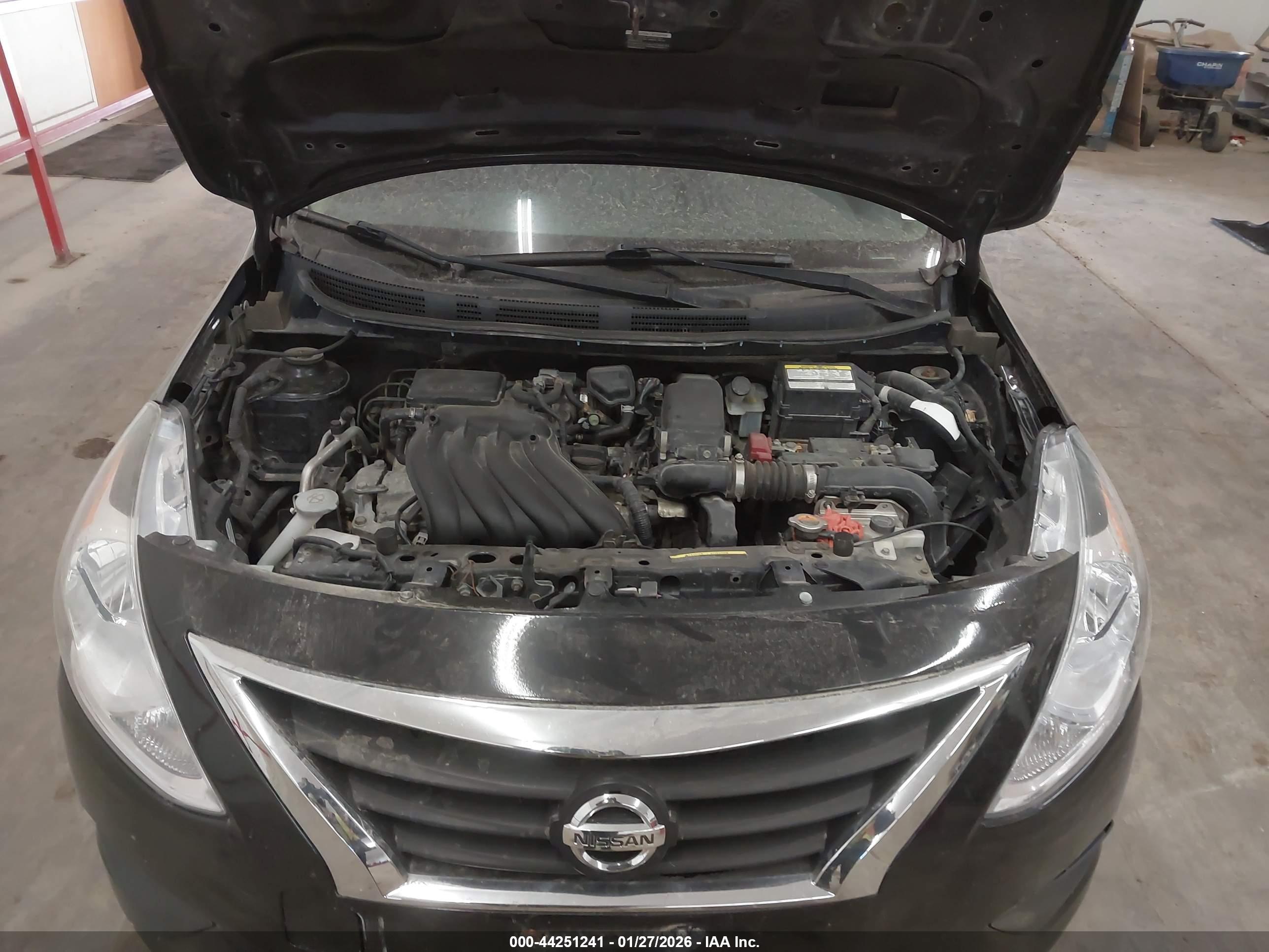 NISSAN VERSA image 10