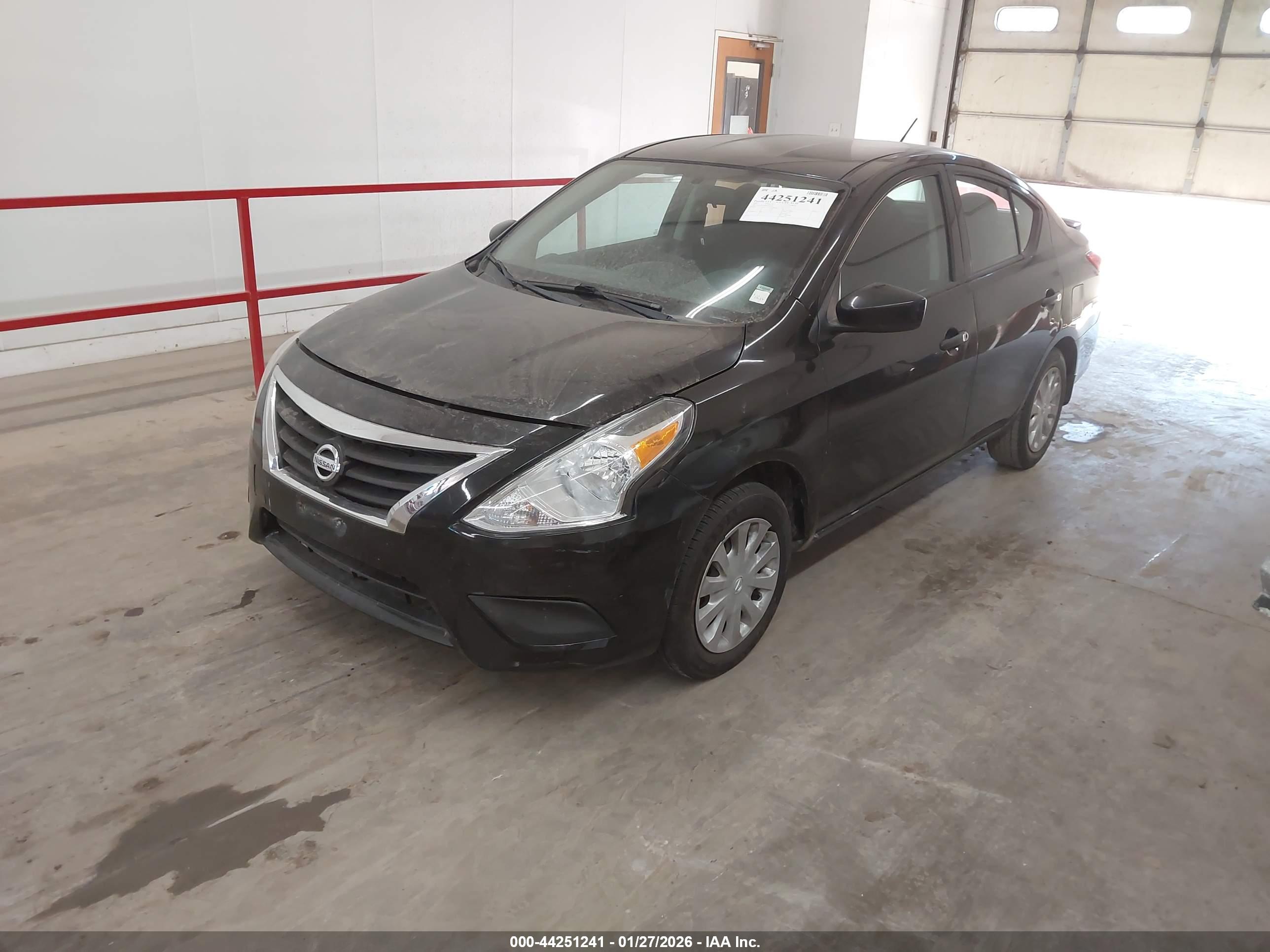 NISSAN VERSA image 2