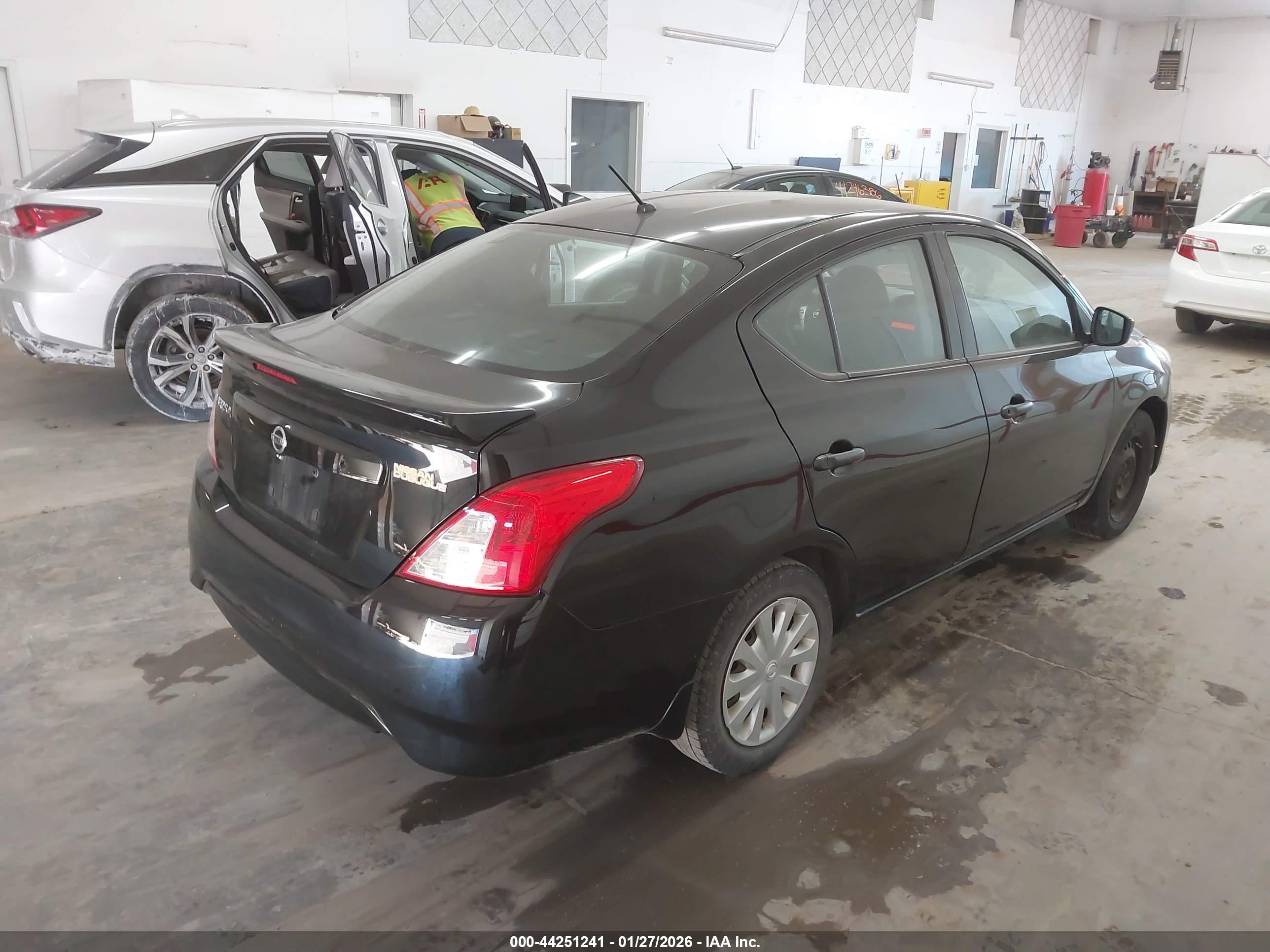 NISSAN VERSA image 4