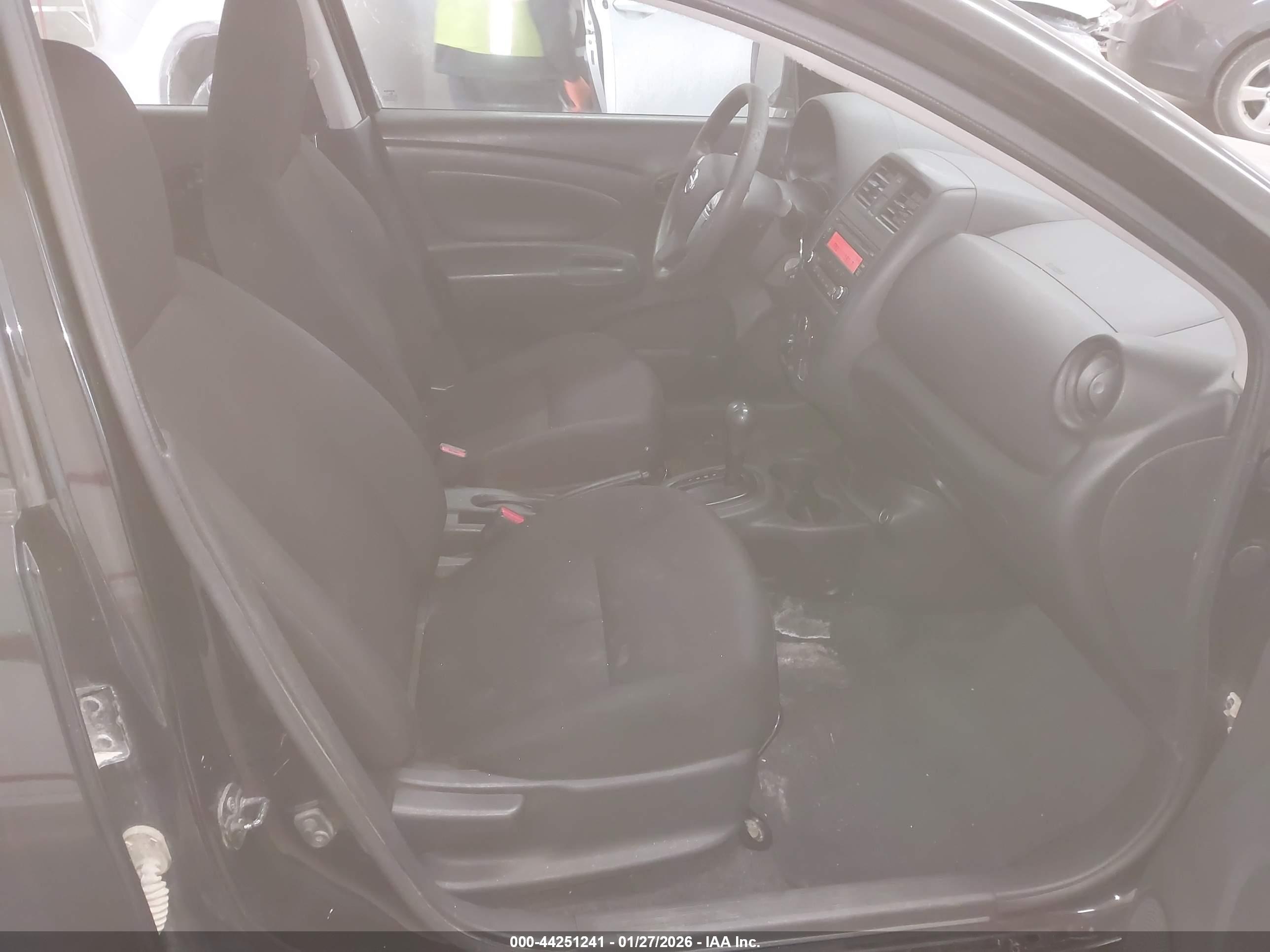 NISSAN VERSA image 5