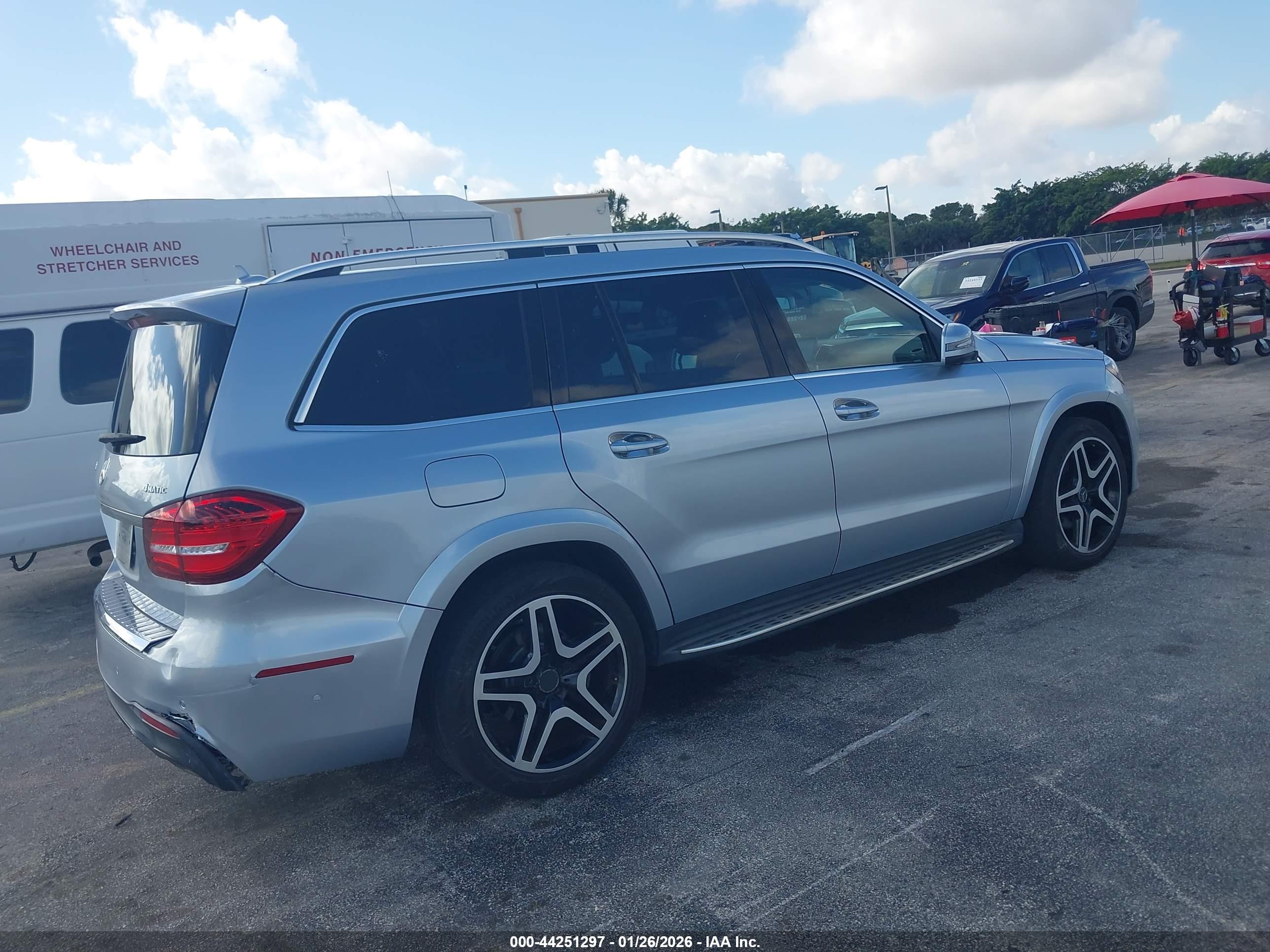 MERCEDES-BENZ GLS image 4