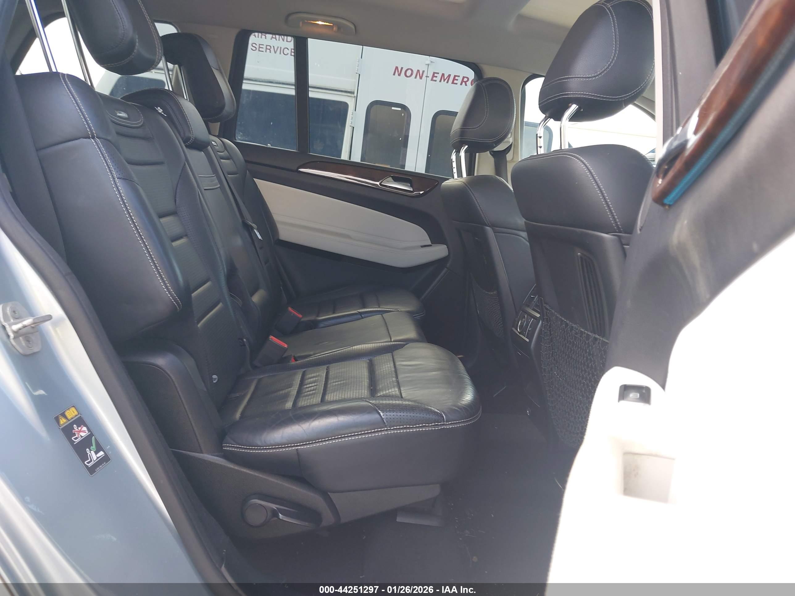 MERCEDES-BENZ GLS image 8