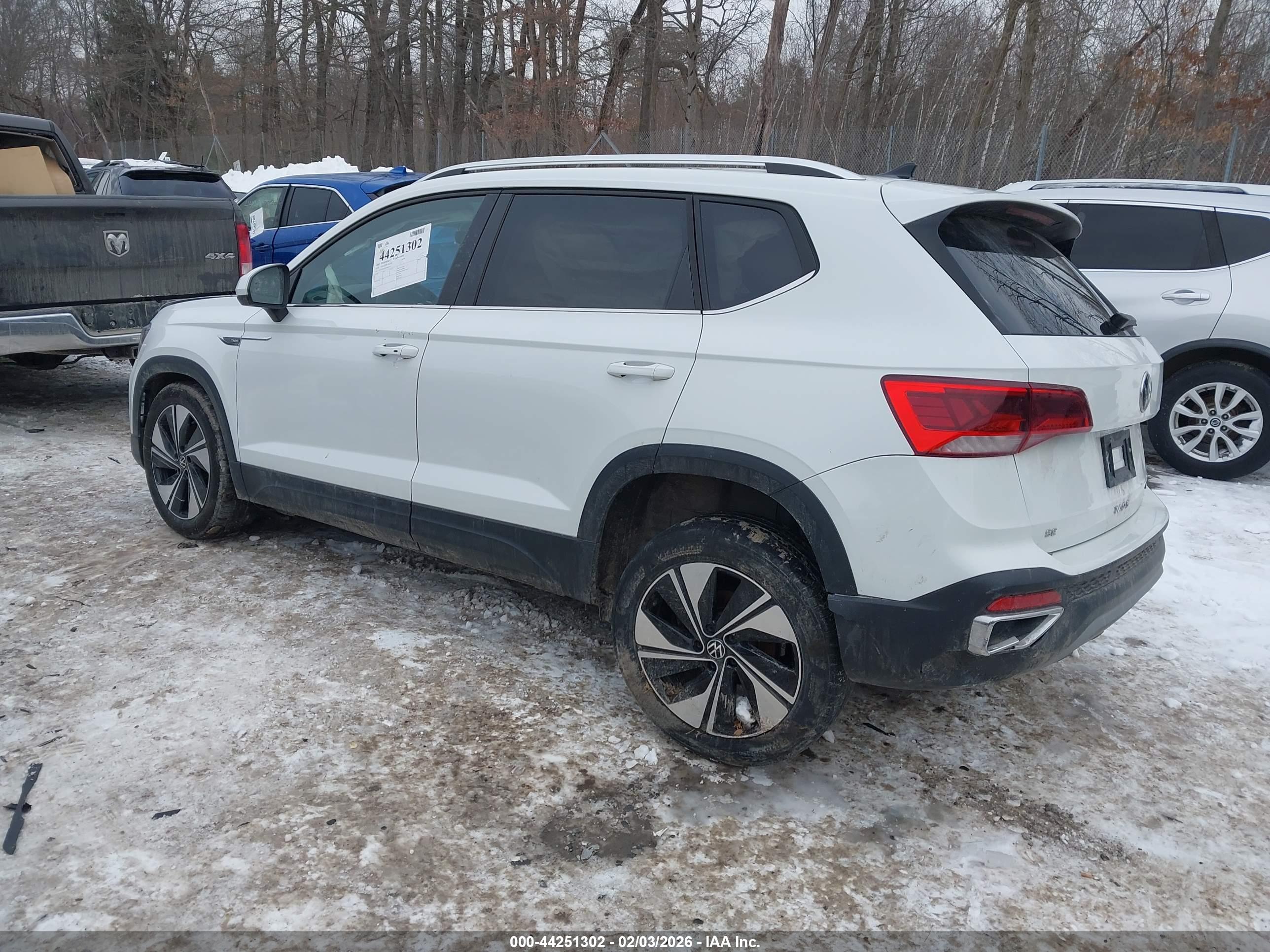 VOLKSWAGEN TAOS image 3