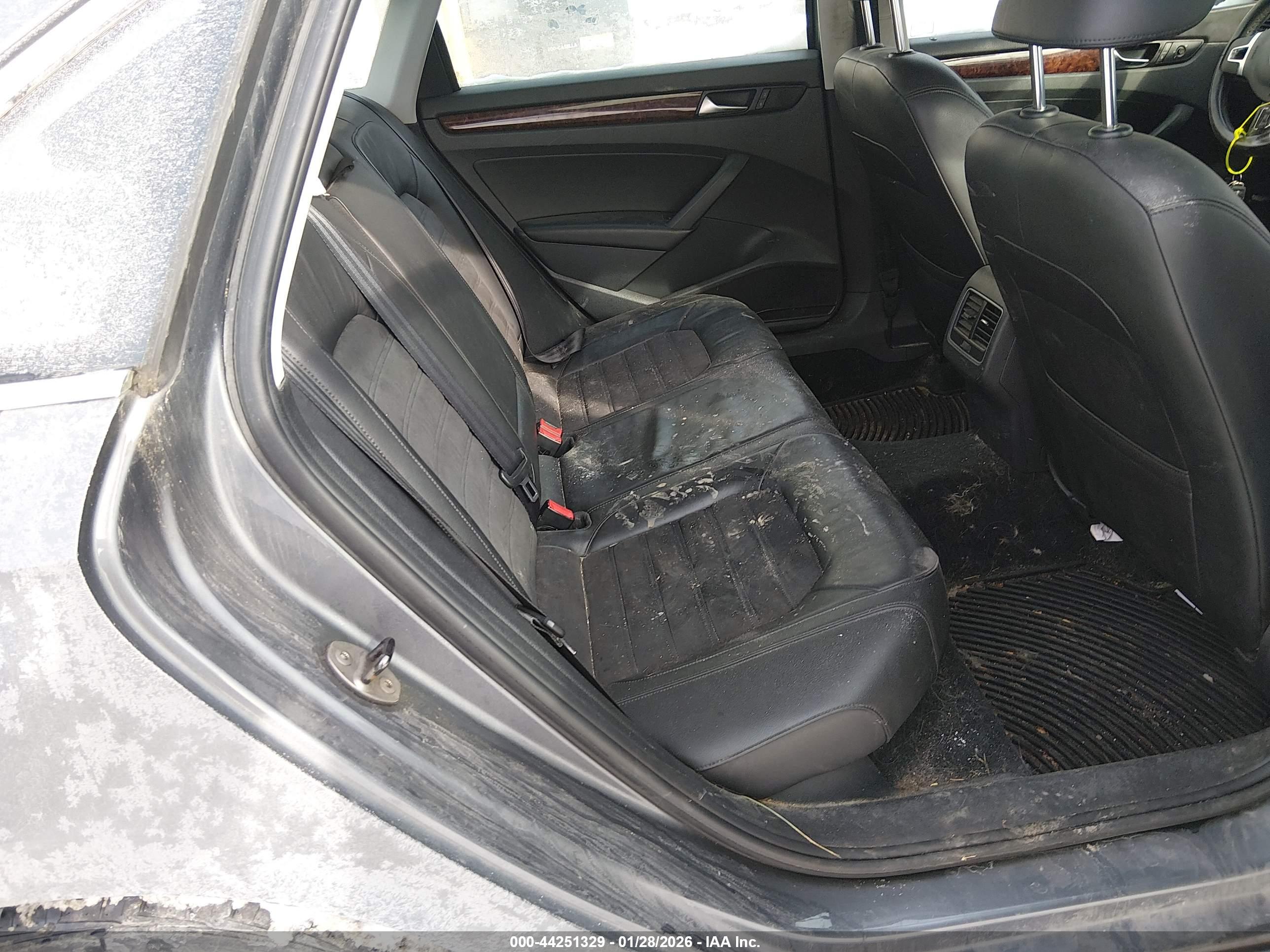 VOLKSWAGEN PASSAT image 8