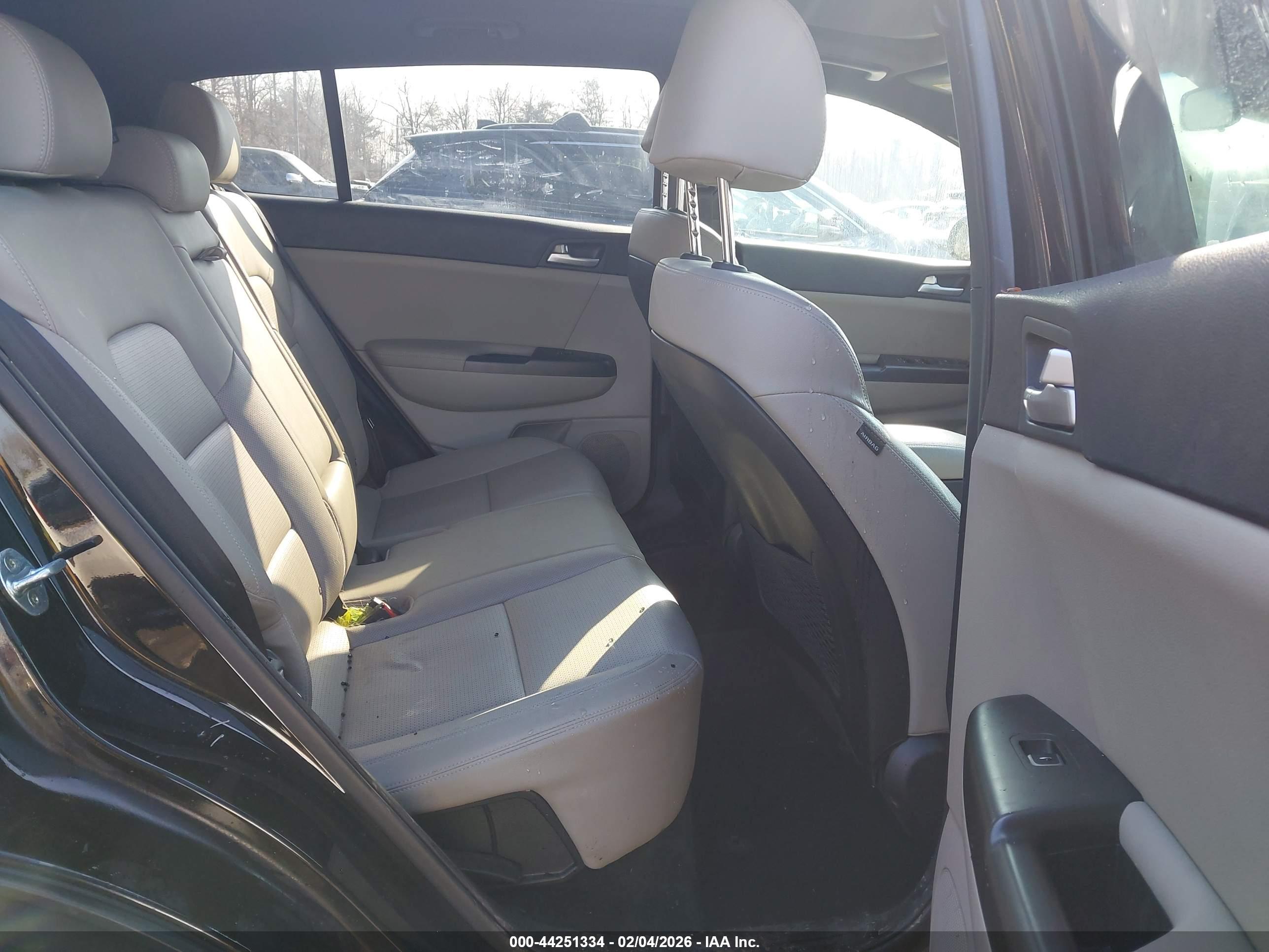 KIA SPORTAGE image 8