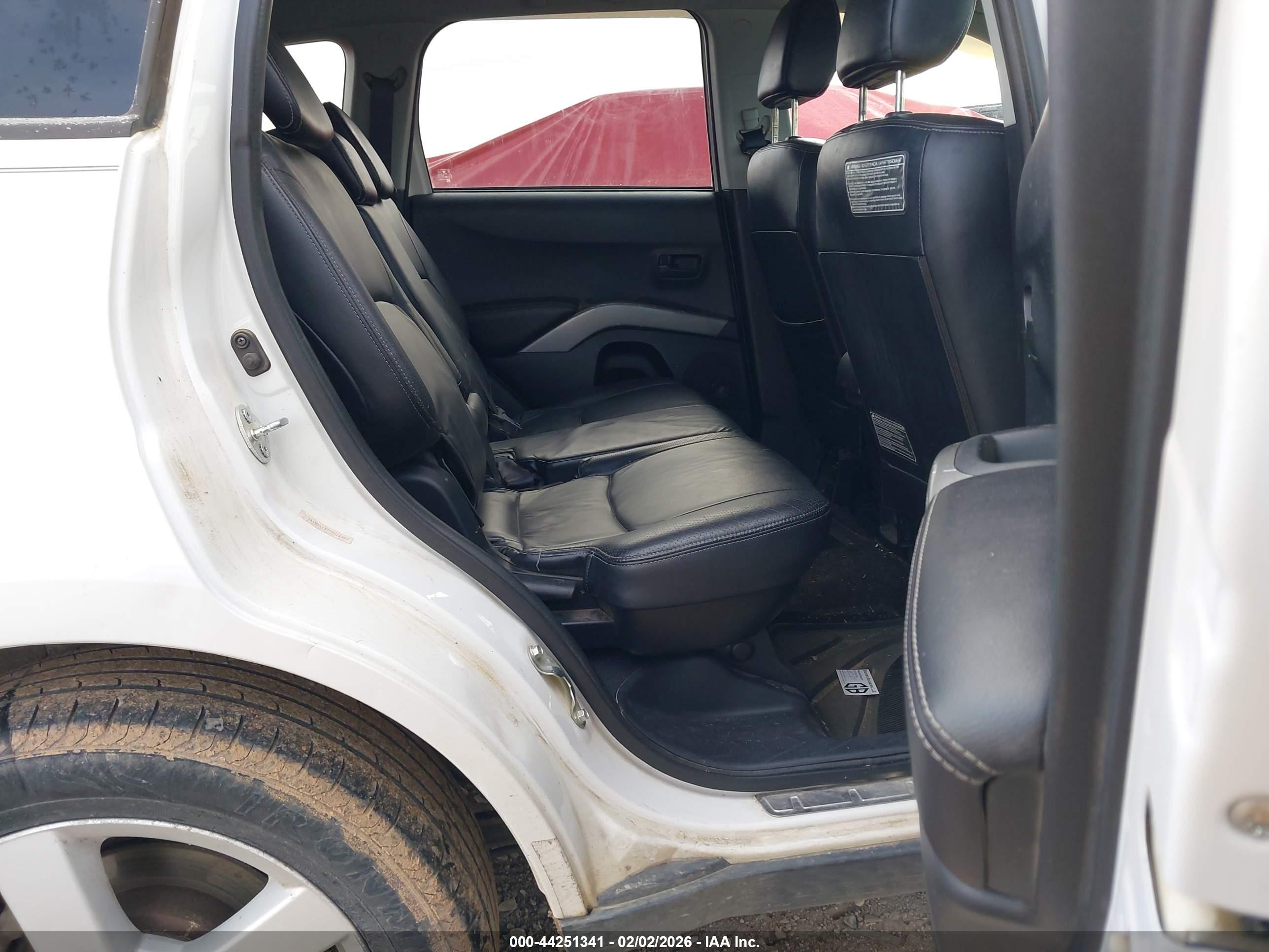 MITSUBISHI OUTLANDER image 8