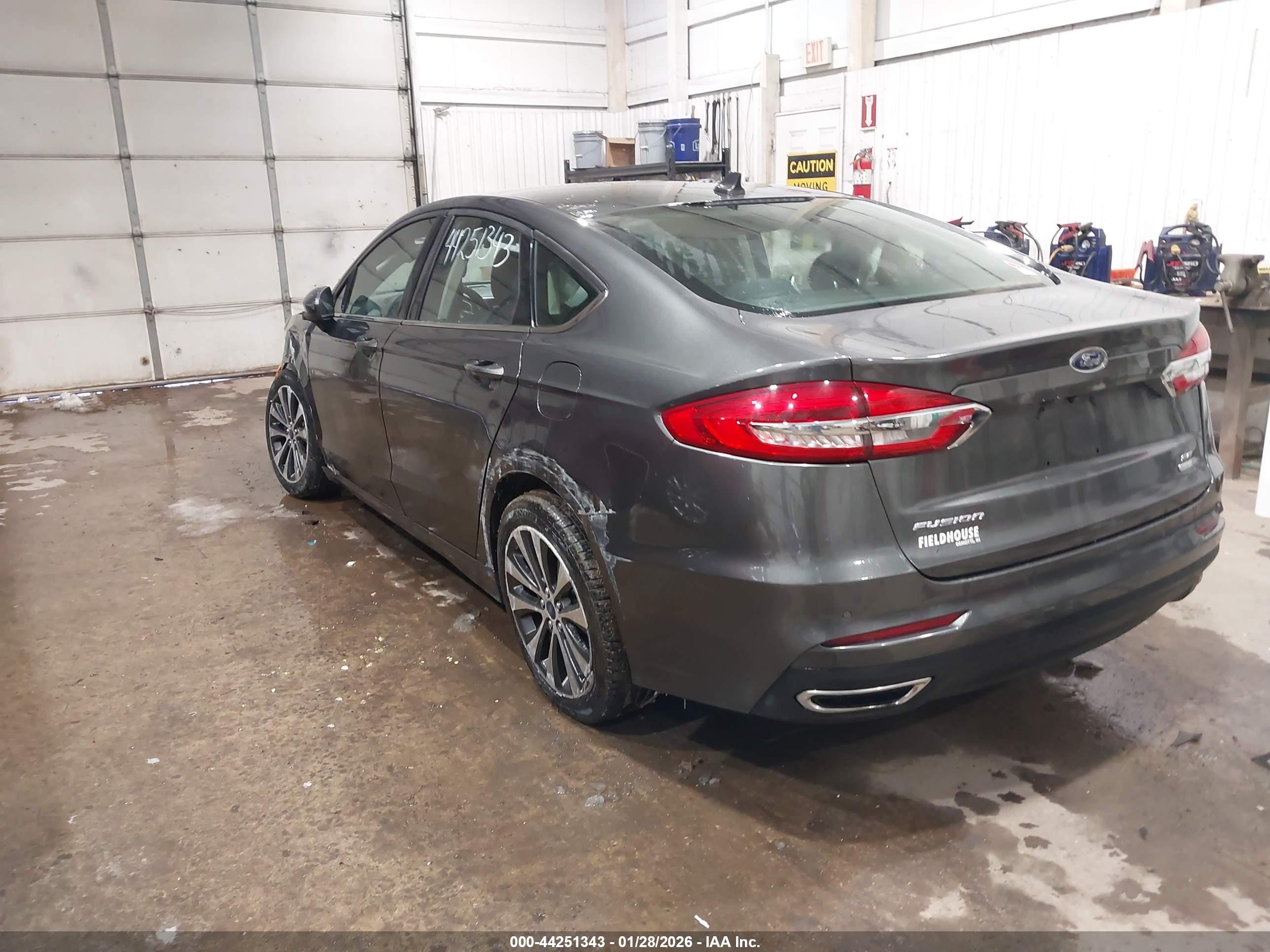 FORD FUSION image 3