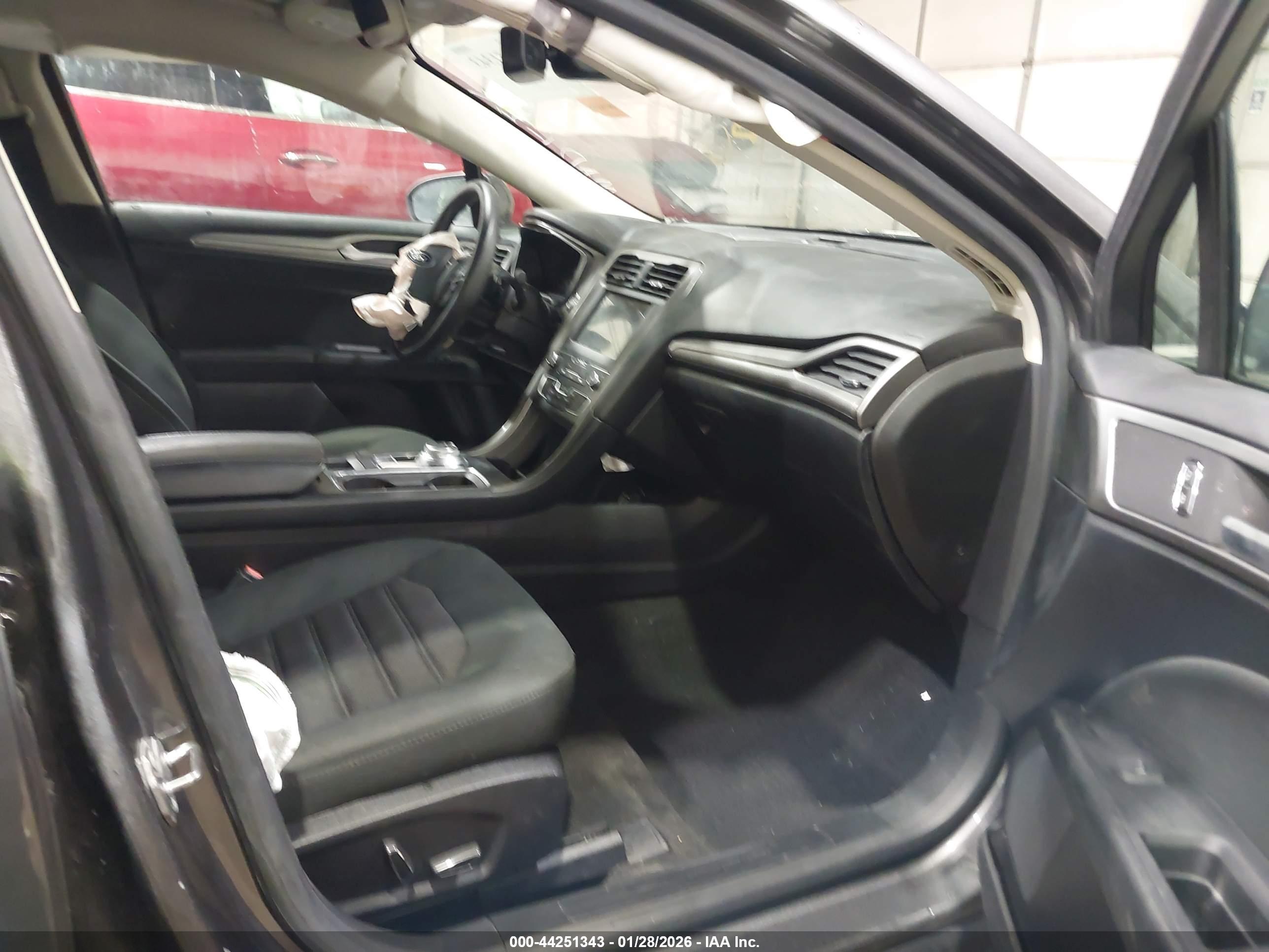 FORD FUSION image 5