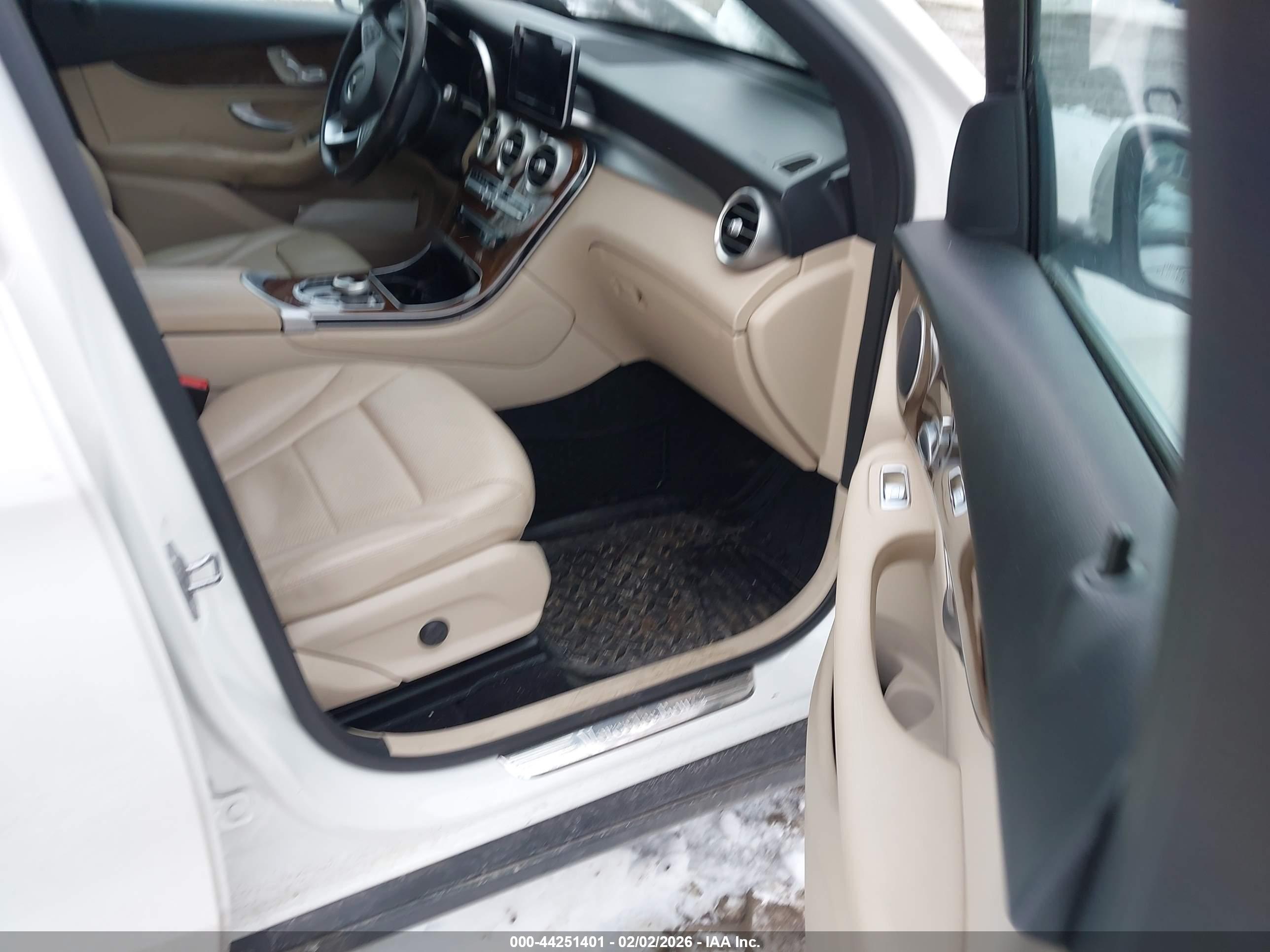 MERCEDES-BENZ GLC image 5