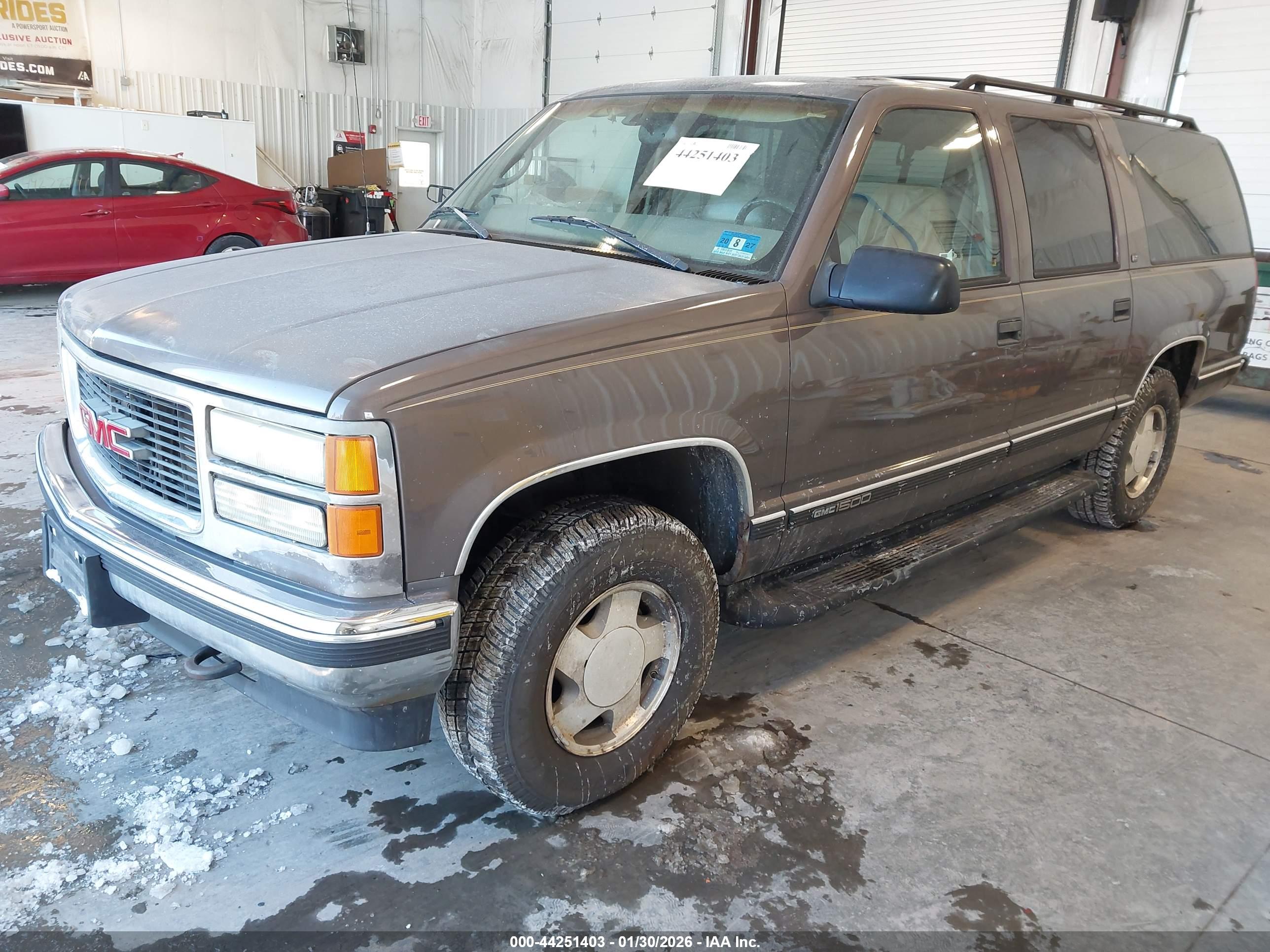 GMC SUBURBAN image 2