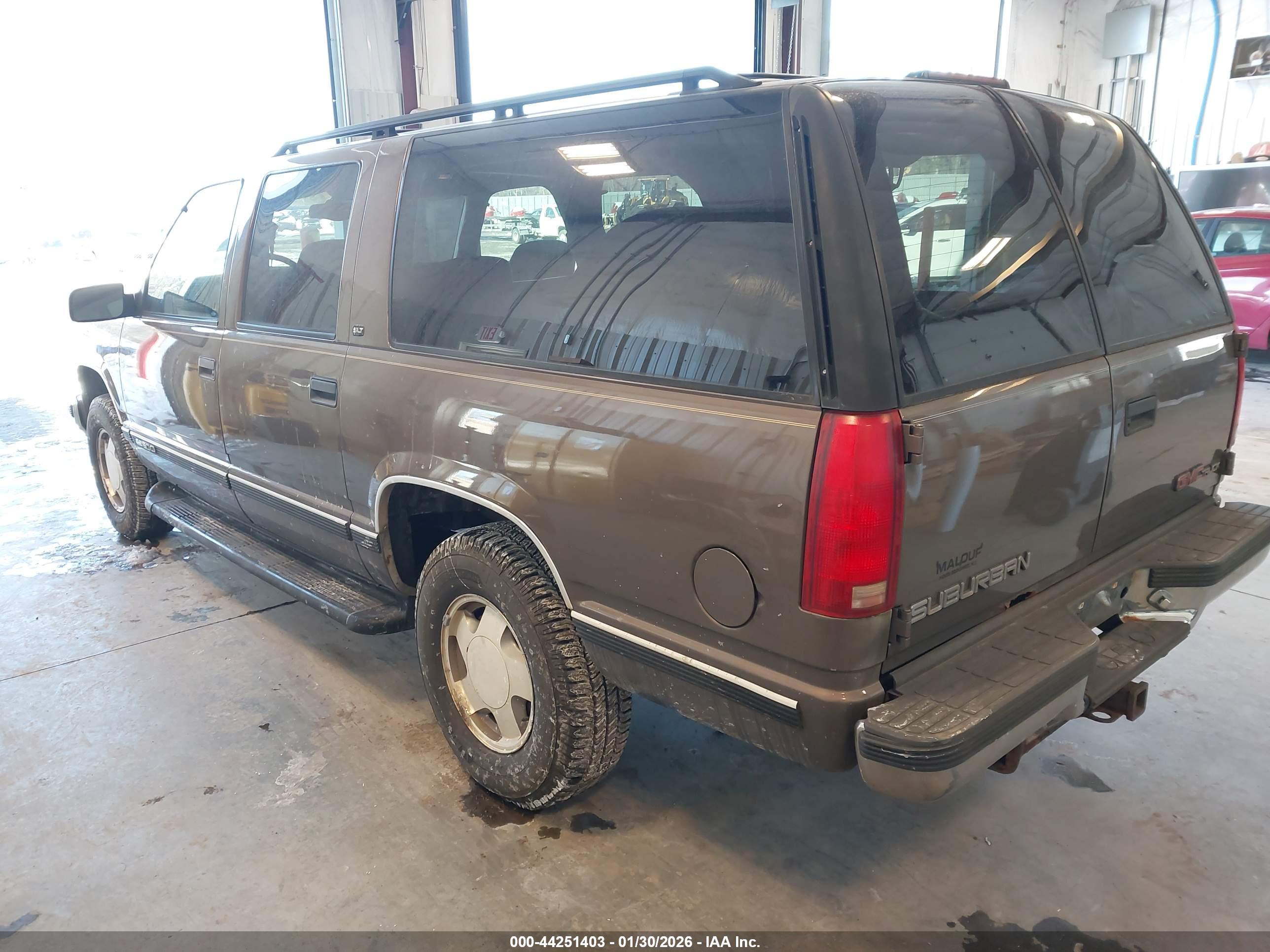 GMC SUBURBAN image 3