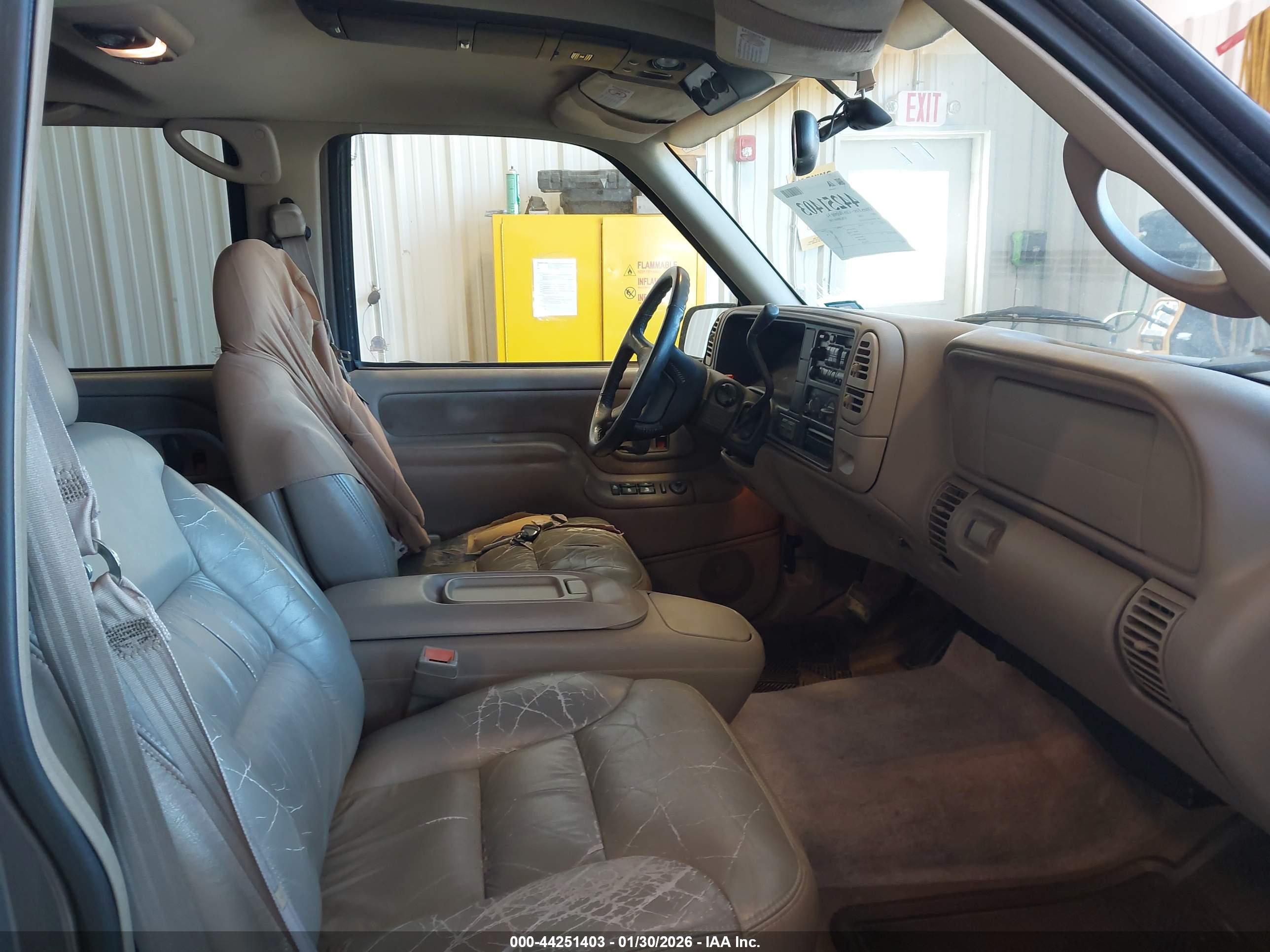 GMC SUBURBAN image 5
