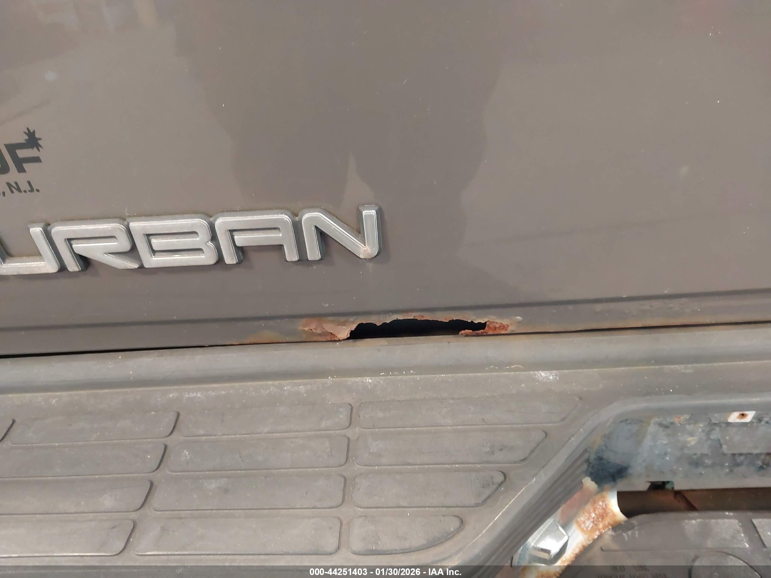 GMC SUBURBAN image 6