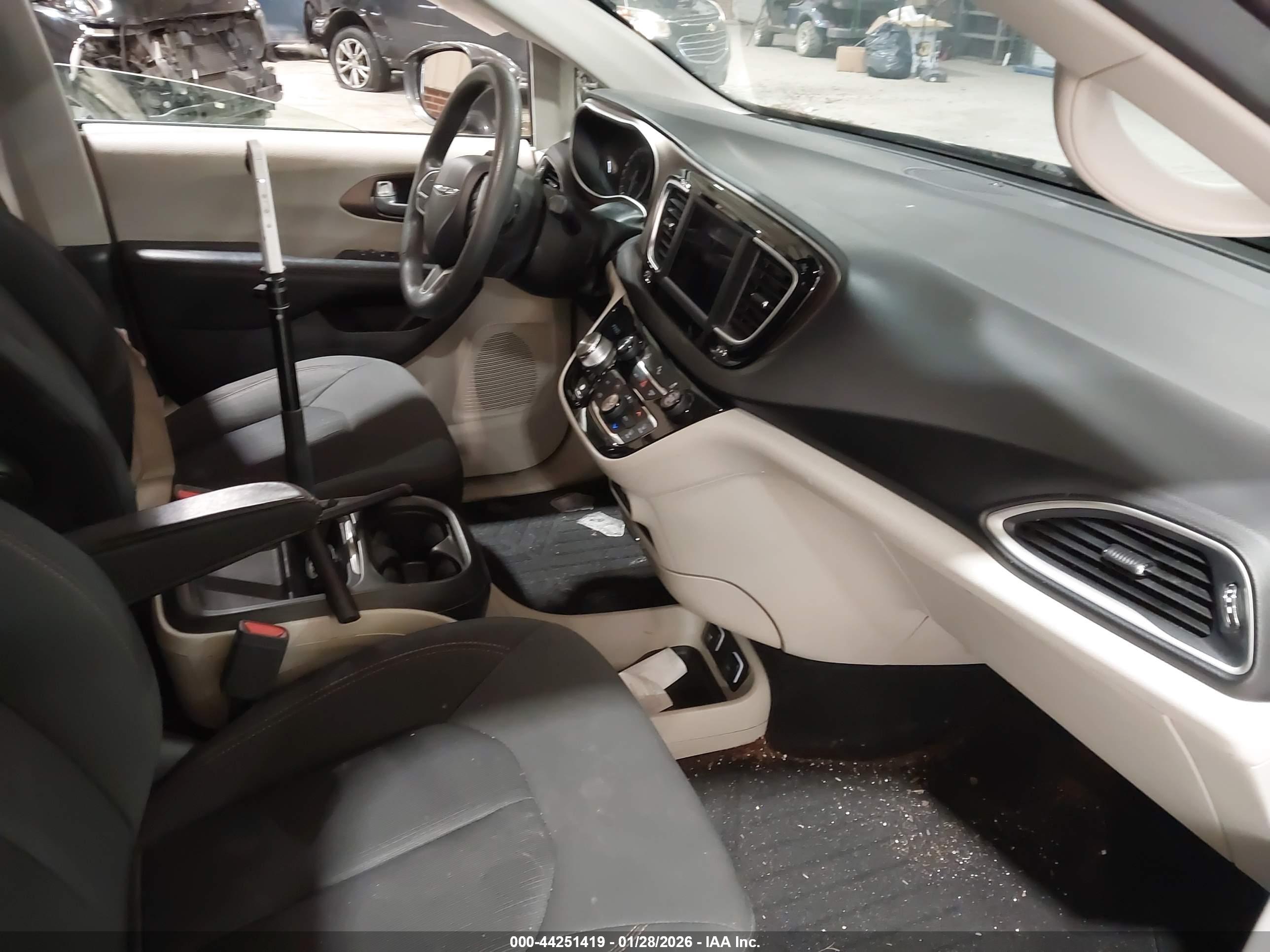 CHRYSLER PACIFICA image 5