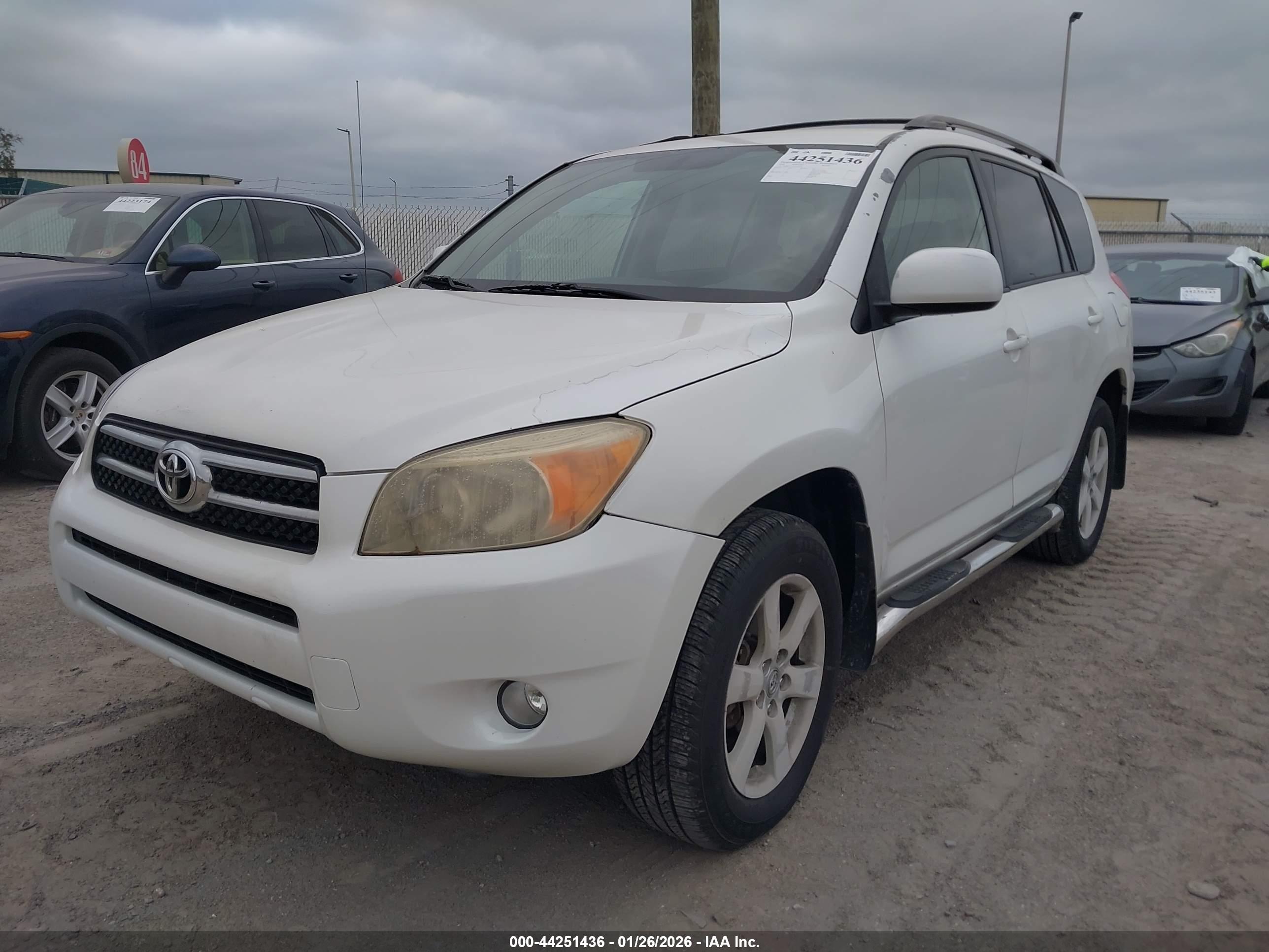 TOYOTA RAV4 image 2