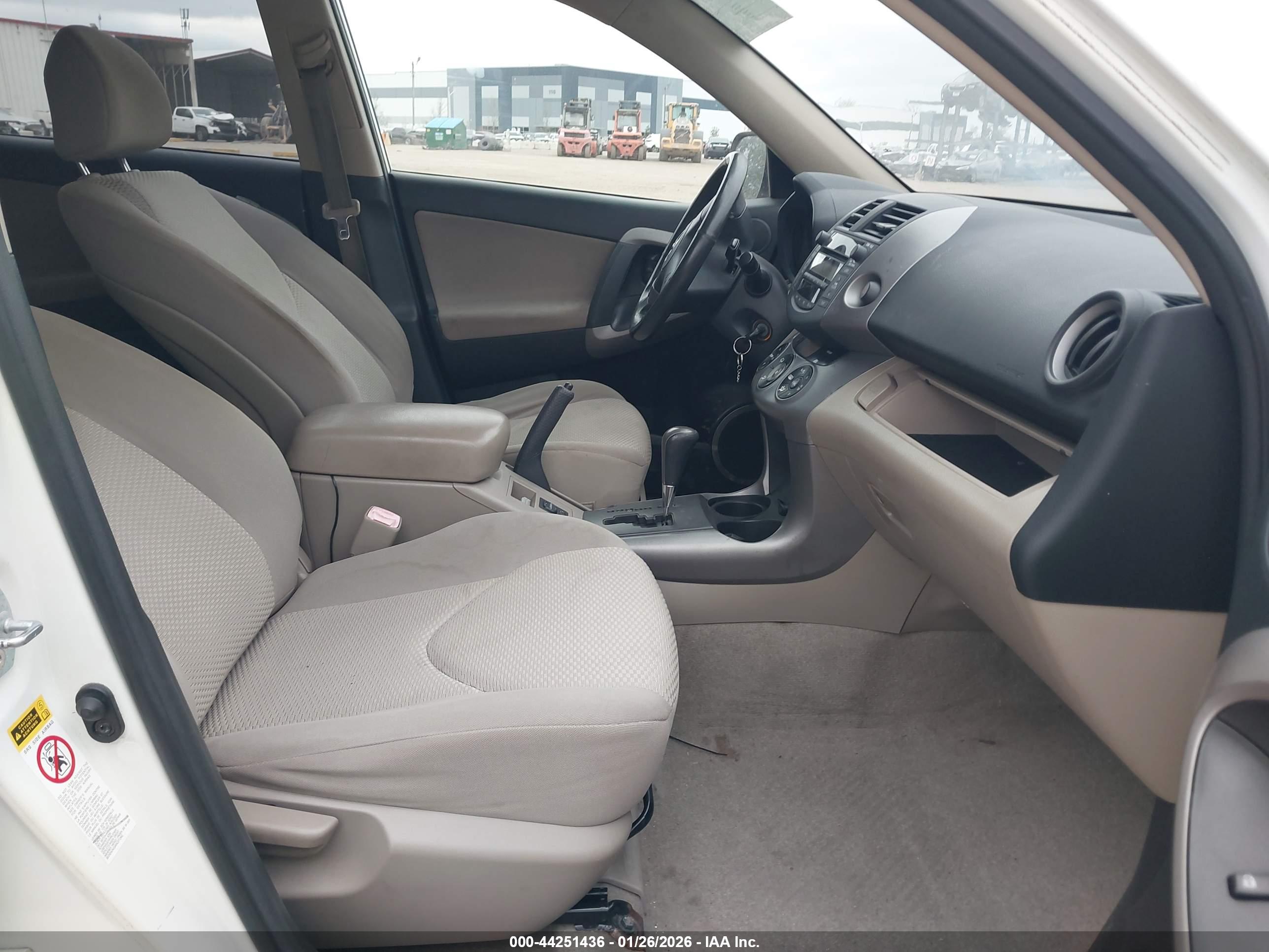 TOYOTA RAV4 image 5